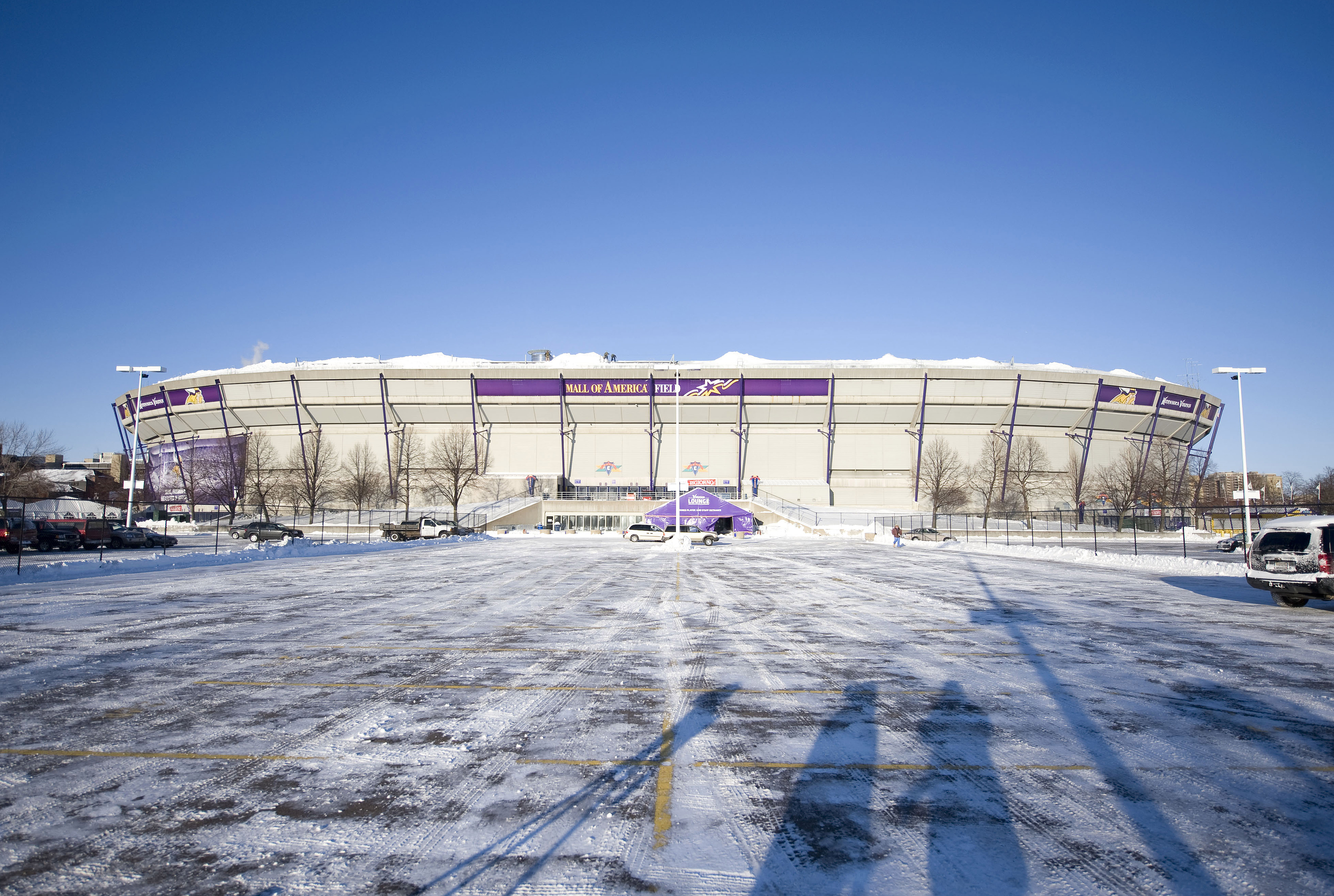 Metrodome's Inflatable Roof Collapses, Moves Game to Detroit