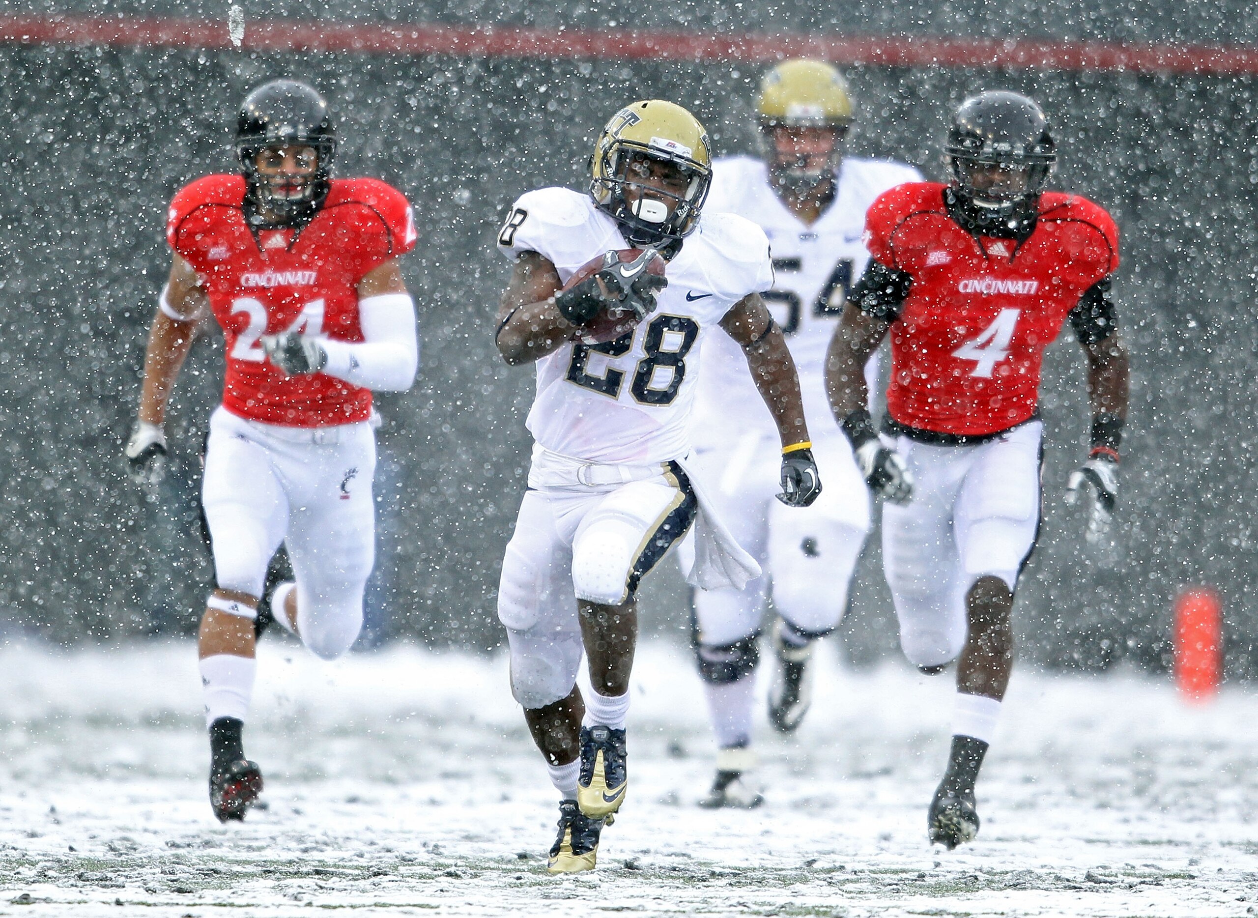 CINCINNATI, OH - DECEMBER 04: Dion Lewis #28 of the Pittsburgh Panthers runs for a touchdown during the Big East Conference game against the Cincinnati Bearcats at Nippert Stadium on December 4, 2010 in Cincinnati, Ohio. Pittsburgh won 28-10. (Photo by CINCINNATI, OH - DECEMBER 04: Dion Lewis #28 of the Pittsburgh Panthers runs for a touchdown during the Big East Conference game against the Cincinnati Bearcats at Nippert Stadium on December 4, 2010 in Cincinnati, Ohio. Pittsburgh won 28-10. (Photo by