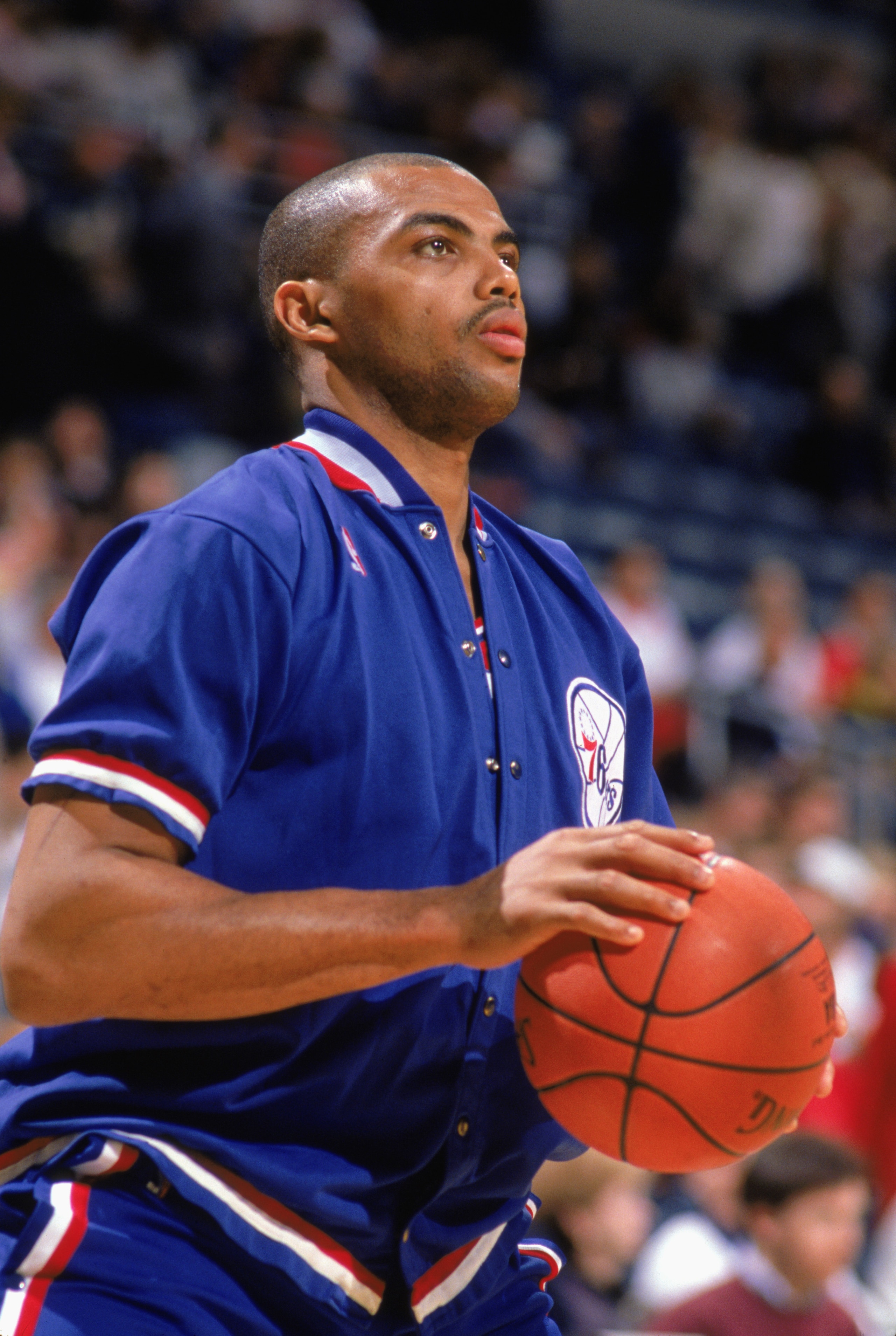 1989:  Charles Barkley #34 of the Philadelphia 76ers practices his shots before the 1988-1989 NBA season game. (Photo by Jonathan Daniel/Getty Images)