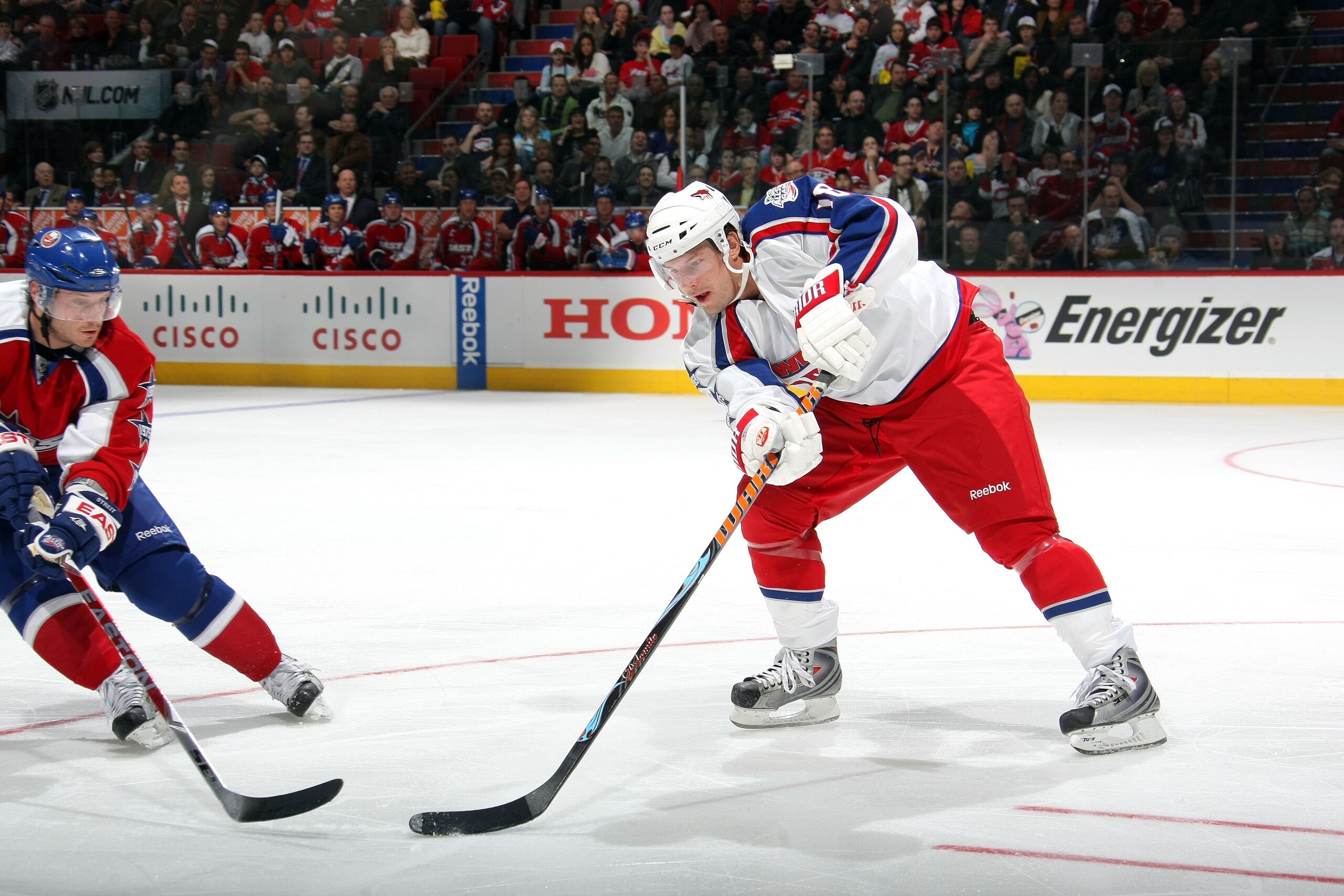 MONTREAL - JANUARY 25:  Shane Doan #18 of the Western Conference All-Stars plays the puck during the 2009 NHL All-Star game at the Bell Centre on January 25, 2009 in Montreal, Canada. (Photo by Dave Sandford/Getty Images)