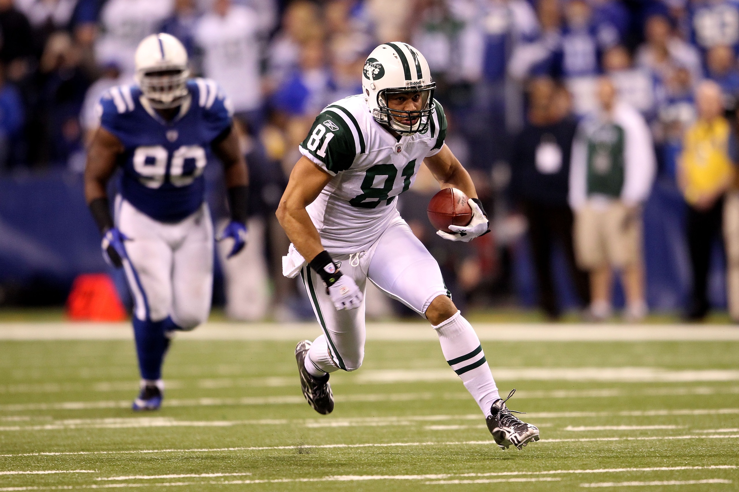 INDIANAPOLIS, IN - JANUARY 08: Dustin Keller #81 of the New York Jets runs for yards after the catch against the Indianapolis Colts during their 2011 AFC wild card playoff game at Lucas Oil Stadium on January 8, 2011 in Indianapolis, Indiana. (Photo by INDIANAPOLIS, IN - JANUARY 08: Dustin Keller #81 of the New York Jets runs for yards after the catch against the Indianapolis Colts during their 2011 AFC wild card playoff game at Lucas Oil Stadium on January 8, 2011 in Indianapolis, Indiana. (Photo by