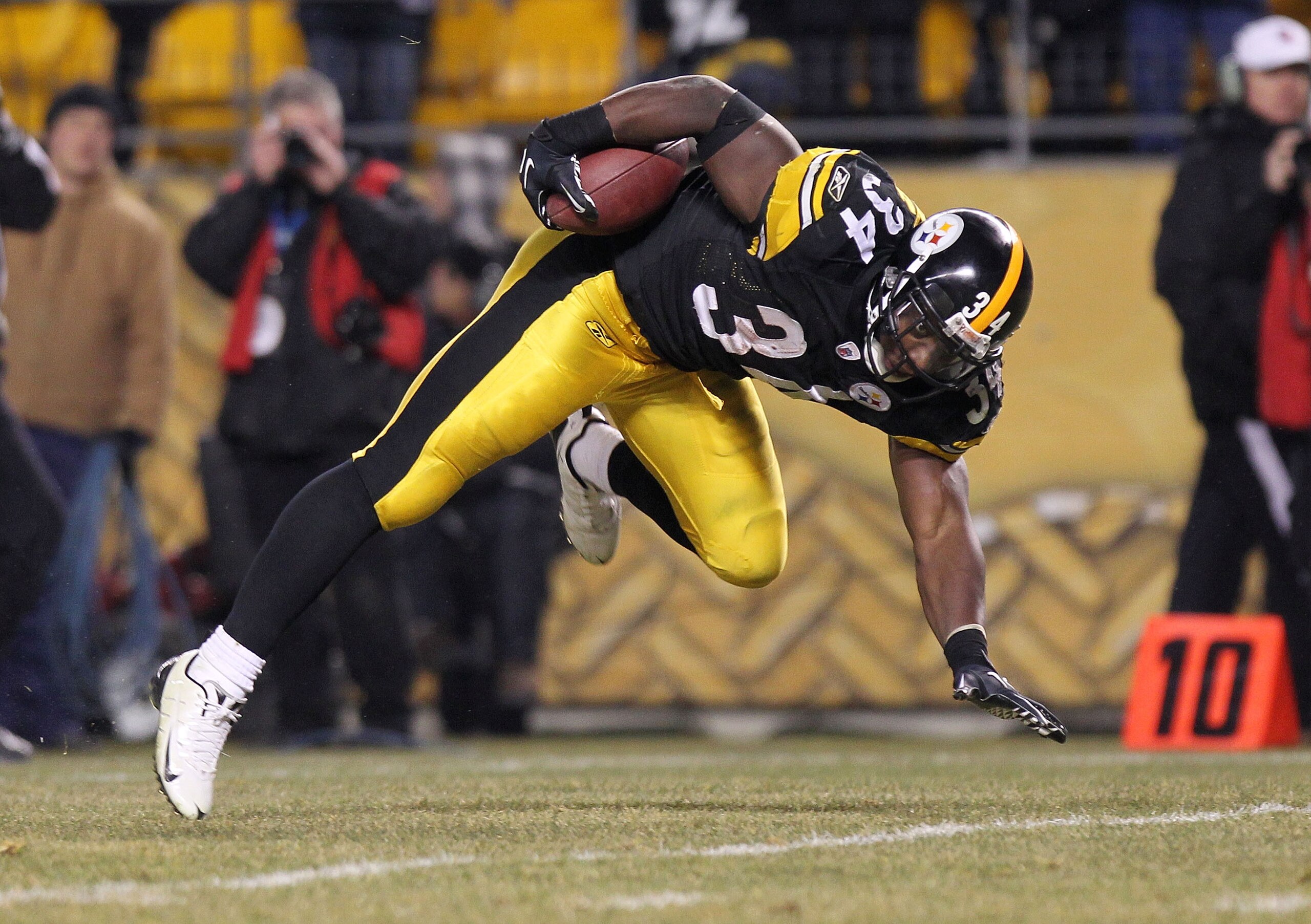 PITTSBURGH, PA - JANUARY 15: Running back Rashard Mendenhall #34 of the Pittsburgh Steelers rushes against the Baltimore Ravens during the AFC Divisional Playoff Game at Heinz Field on January 15, 2011 in Pittsburgh, Pennsylvania. (Photo by Nick Laham/G PITTSBURGH, PA - JANUARY 15: Running back Rashard Mendenhall #34 of the Pittsburgh Steelers rushes against the Baltimore Ravens during the AFC Divisional Playoff Game at Heinz Field on January 15, 2011 in Pittsburgh, Pennsylvania. (Photo by Nick Laham/G