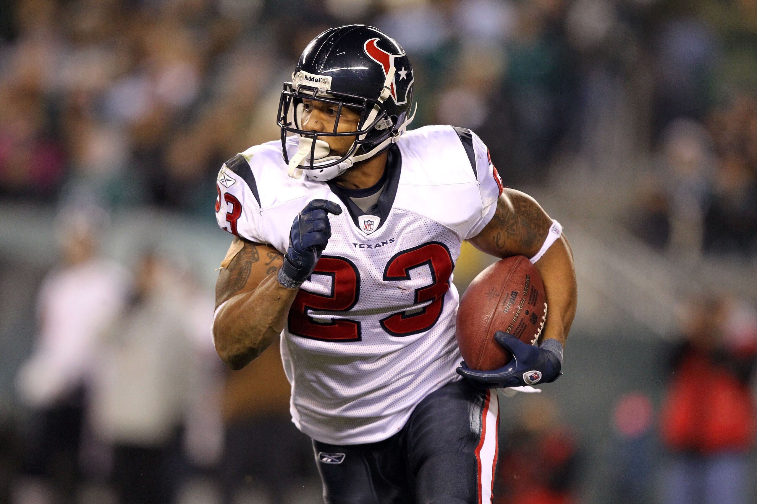 PHILADELPHIA, PA - DECEMBER 02:  Arian Foster #23 of the Houston Texans runs the ball in the first half against the Philadelphia Eagles at Lincoln Financial Field on December 2, 2010 in Philadelphia, Pennsylvania. The Eagles won 34-24. (Photo by Al Bello/
