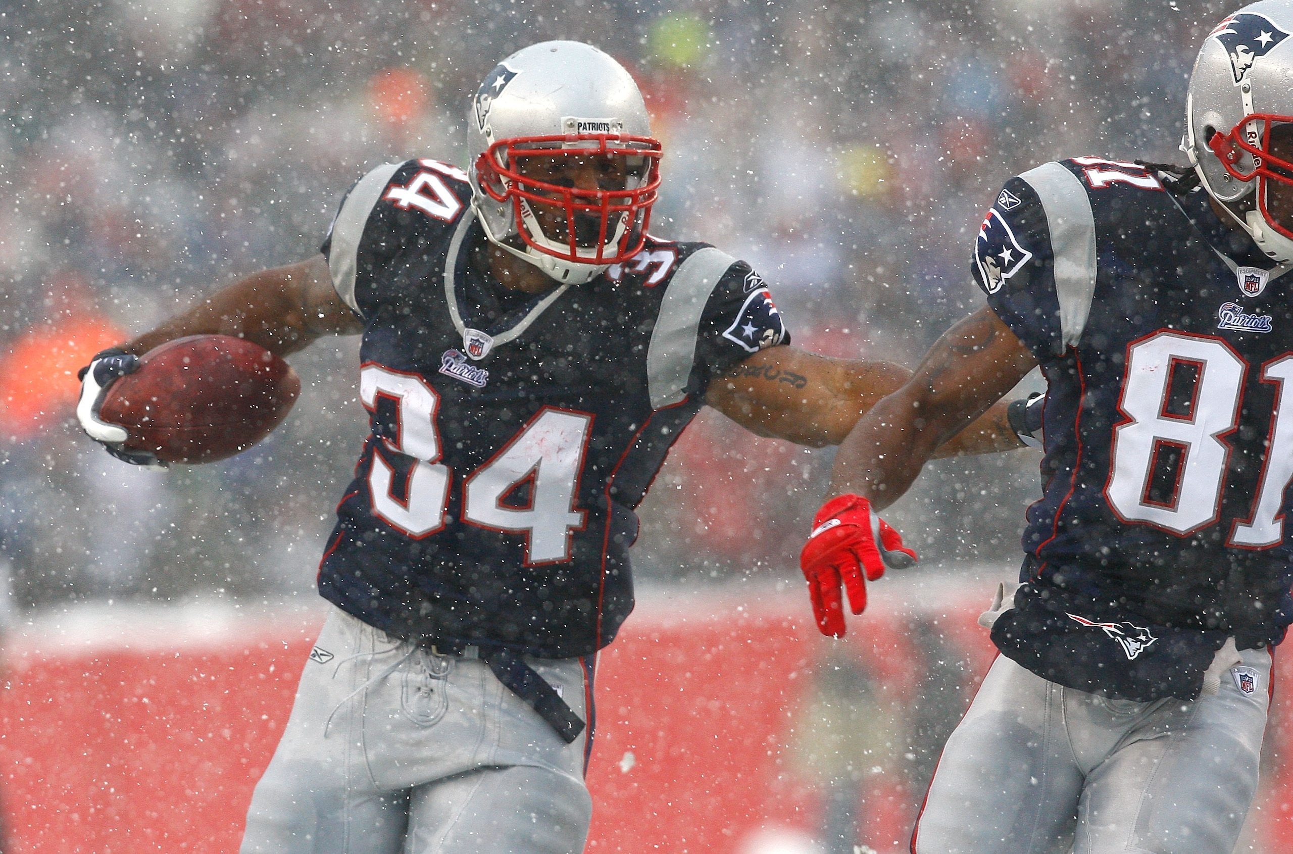 FOXBORO, MA - DECEMBER 21: Randy Moss #81 blocks for teammate Sammy Morris #34 of the New England Patriot against the Arizona Cardinals at Gillette Stadium on December 21, 2008 in Foxboro, Massachusetts. The Patriots won 47-7. (Photo by Jim Rogash/Getty I