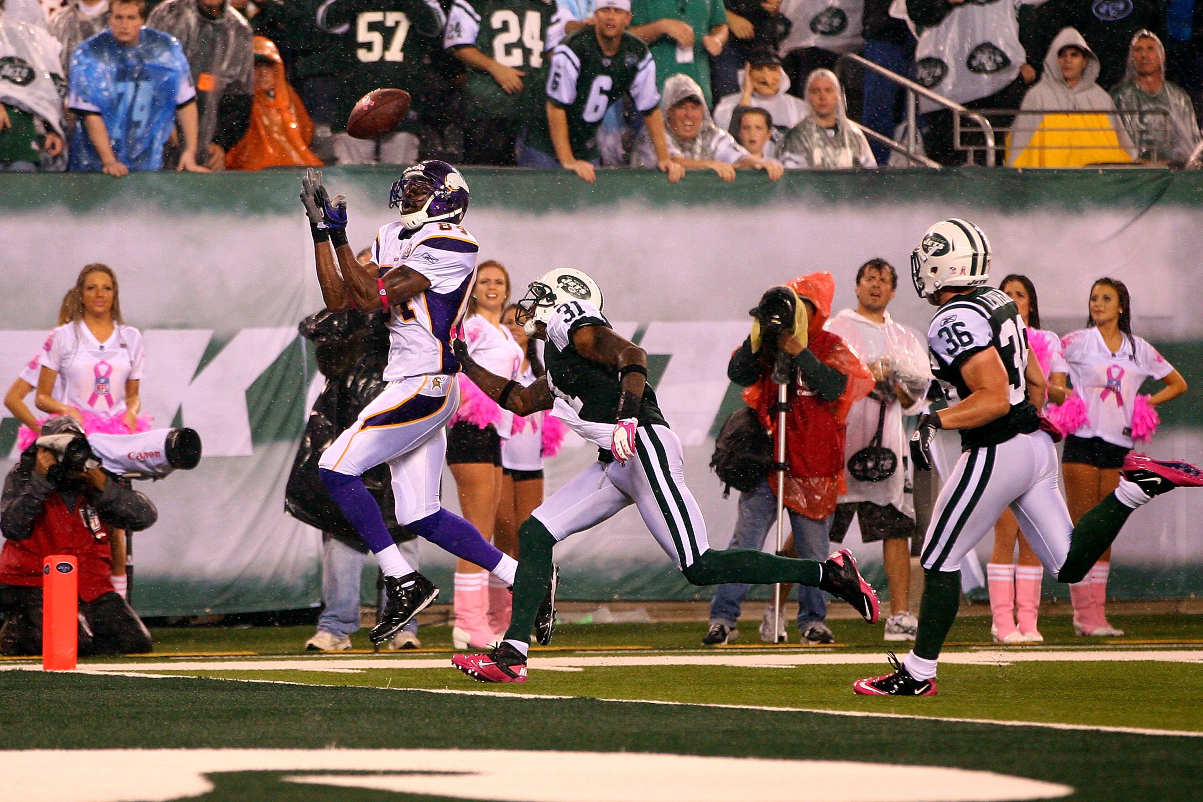 EAST RUTHERFORD, NJ - OCTOBER 11: Randy Moss #84 of the Minnesota Vikings catches a 37-yard touchdown pass in the third quarter against Antonio Cromartie #31 and Jim Leonhard #36 of the New York Jets at New Meadowlands Stadium on October 11, 2010 in East EAST RUTHERFORD, NJ - OCTOBER 11: Randy Moss #84 of the Minnesota Vikings catches a 37-yard touchdown pass in the third quarter against Antonio Cromartie #31 and Jim Leonhard #36 of the New York Jets at New Meadowlands Stadium on October 11, 2010 in East