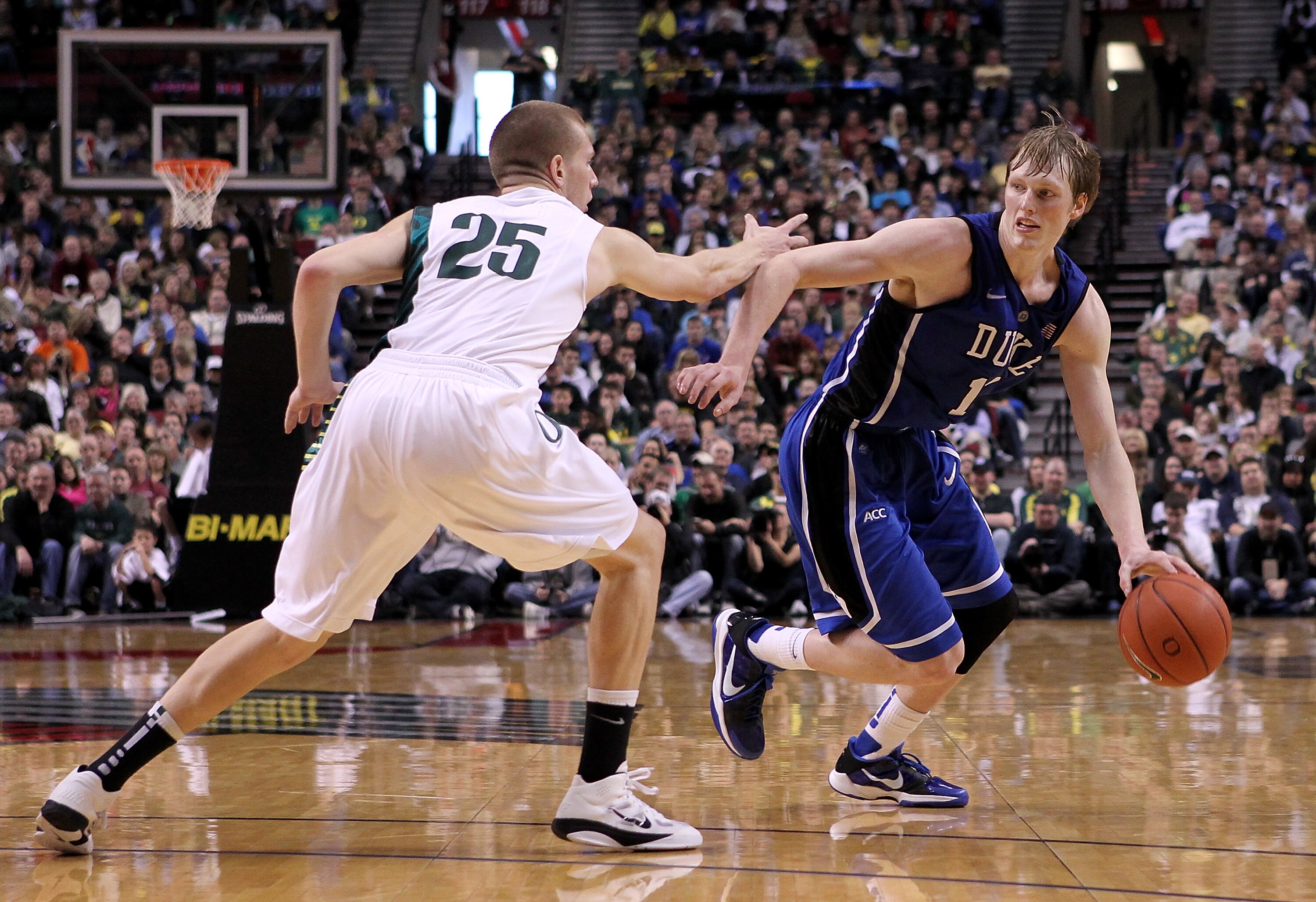 PORTLAND, OR - NOVEMBER 27:  Kyle Singler #12 of the Duke Blue Devils dribbles against his brother E. J. Singler #25 of the Oregon Ducks on November 27, 2010 at the Rose Garden in Portland, Oregon.  (Photo by Jonathan Ferrey/Getty Images)