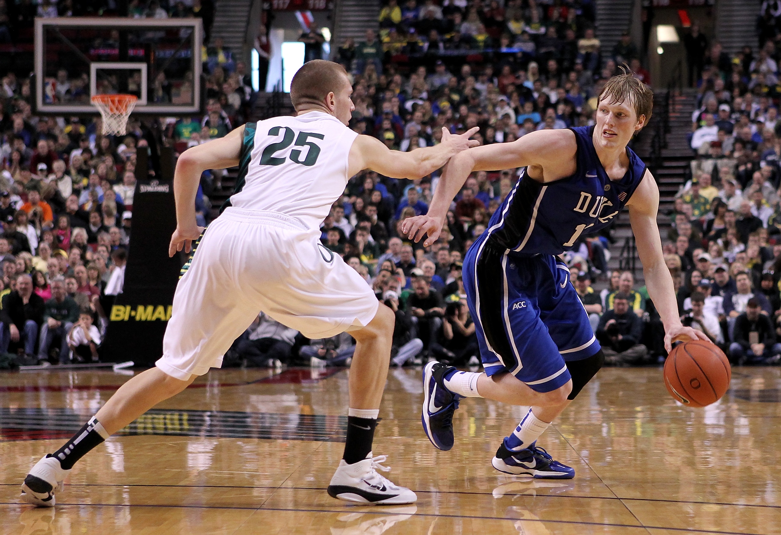 PORTLAND, OR - NOVEMBER 27: Kyle Singler #12 of the Duke Blue Devils dribbles against his brother E. J. Singler #25 of the Oregon Ducks on November 27, 2010 at the Rose Garden in Portland, Oregon. (Photo by Jonathan Ferrey/Getty Images) PORTLAND, OR - NOVEMBER 27: Kyle Singler #12 of the Duke Blue Devils dribbles against his brother E. J. Singler #25 of the Oregon Ducks on November 27, 2010 at the Rose Garden in Portland, Oregon. (Photo by Jonathan Ferrey/Getty Images)
