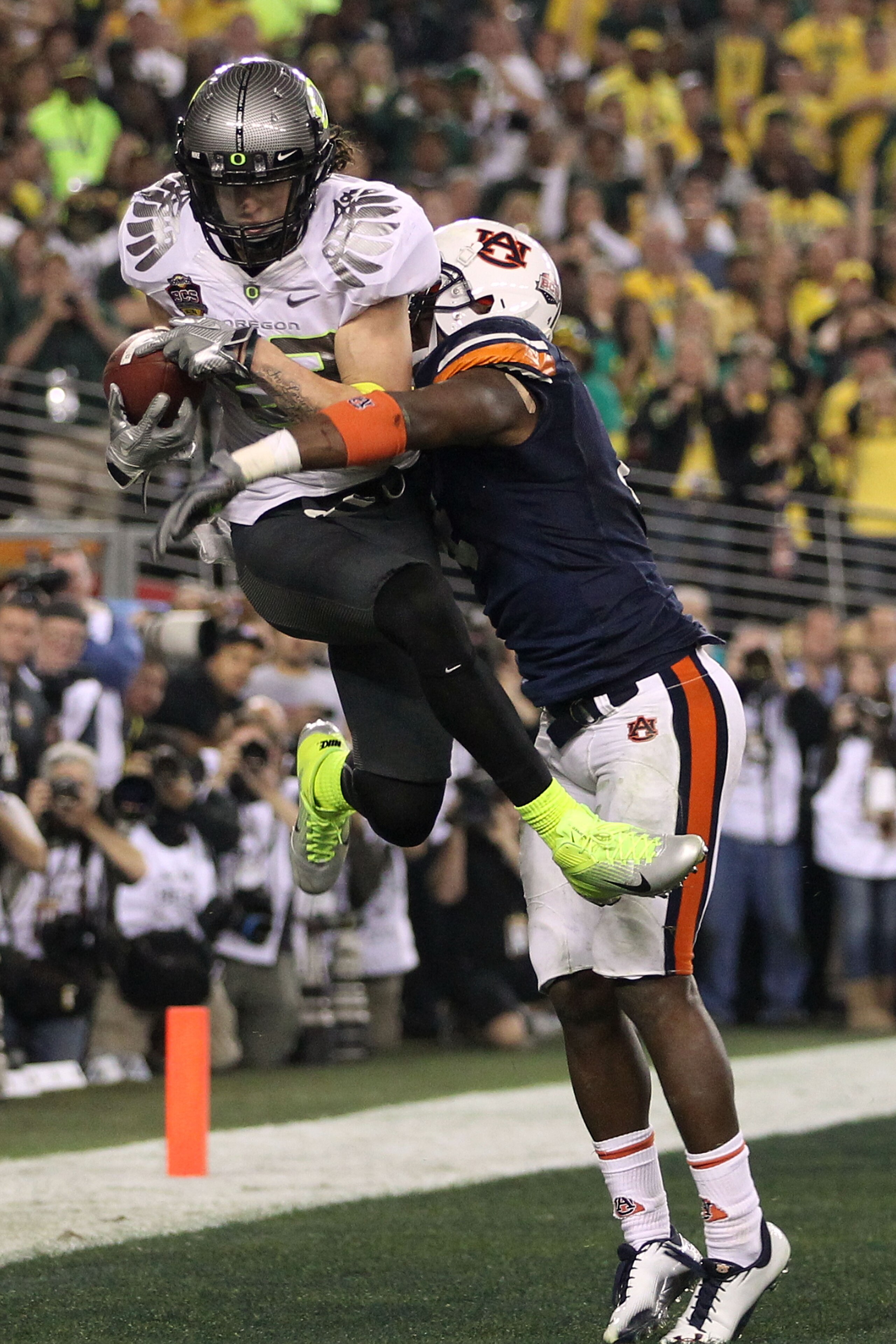 GLENDALE, AZ - JANUARY 10:  Jeff Maehl #23 of the Oregon Ducks catches a two-point conversion to tie the game late in the fourth quarter against Zac Etheridge #4 of the Auburn Tigers during the Tostitos BCS National Championship Game at University of Phoe