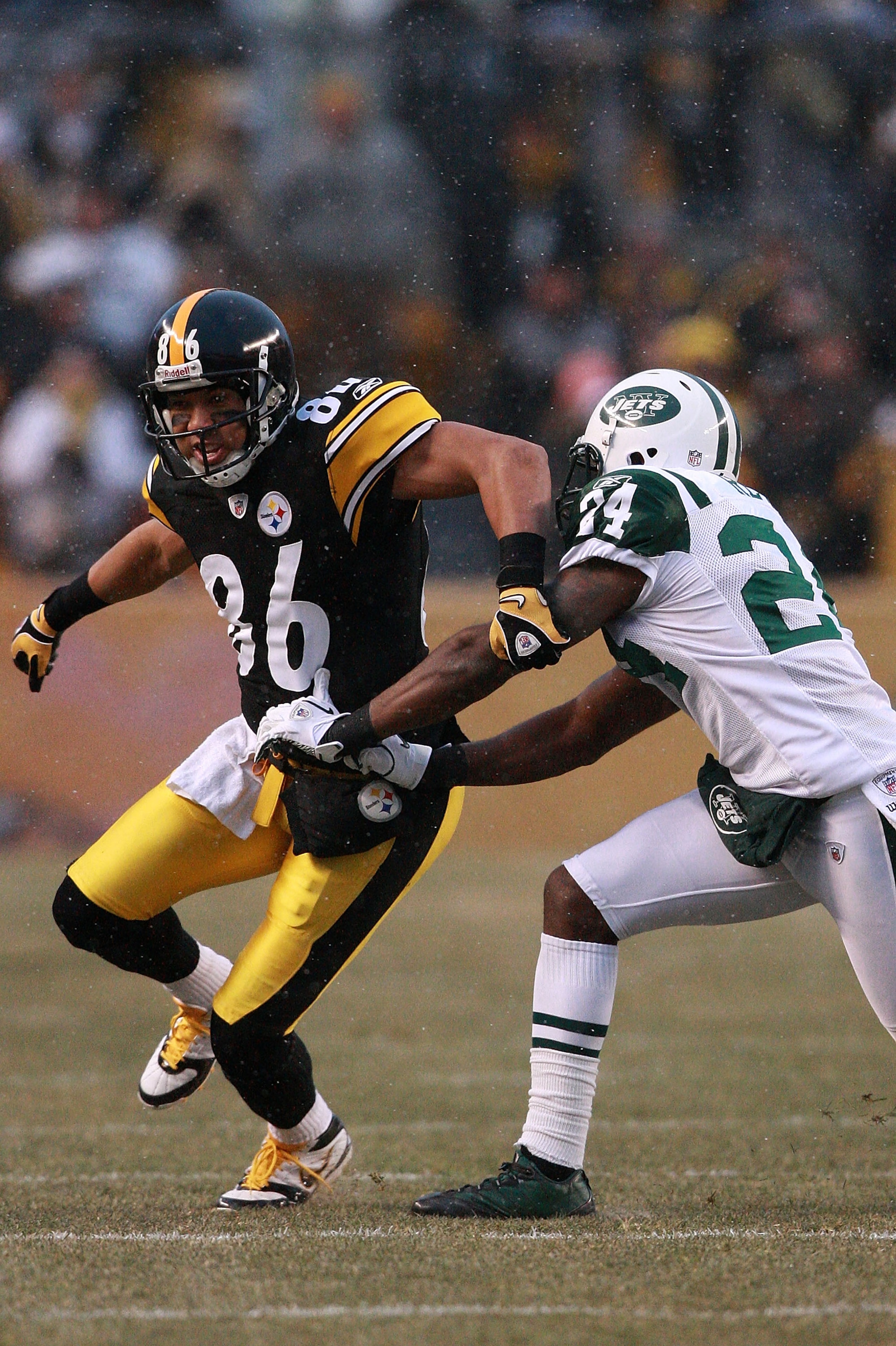 PITTSBURGH - DECEMBER 19:  Darrelle Revis #24 of the New York Jets defends Hines Ward #86 of the Pittsburgh Steelers during their game at Heinz Field on December 19, 2010 in Pittsburgh, Pennsylvania.  (Photo by Karl Walter/Getty Images)