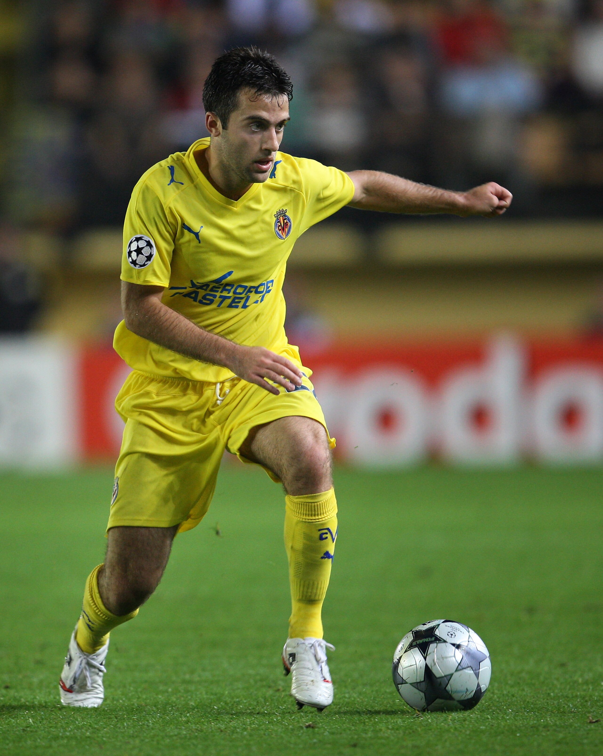 VILLARREAL, SPAIN - OCTOBER 21:  Giuseppe Rossi of Villarreal runs with the ball during the UEFA Champions League Group E match between Villarreal and Aalborg at the El Madrigal stadium on October 21, 2008 in Villarreal, Spain. Villarreal won the match 6-