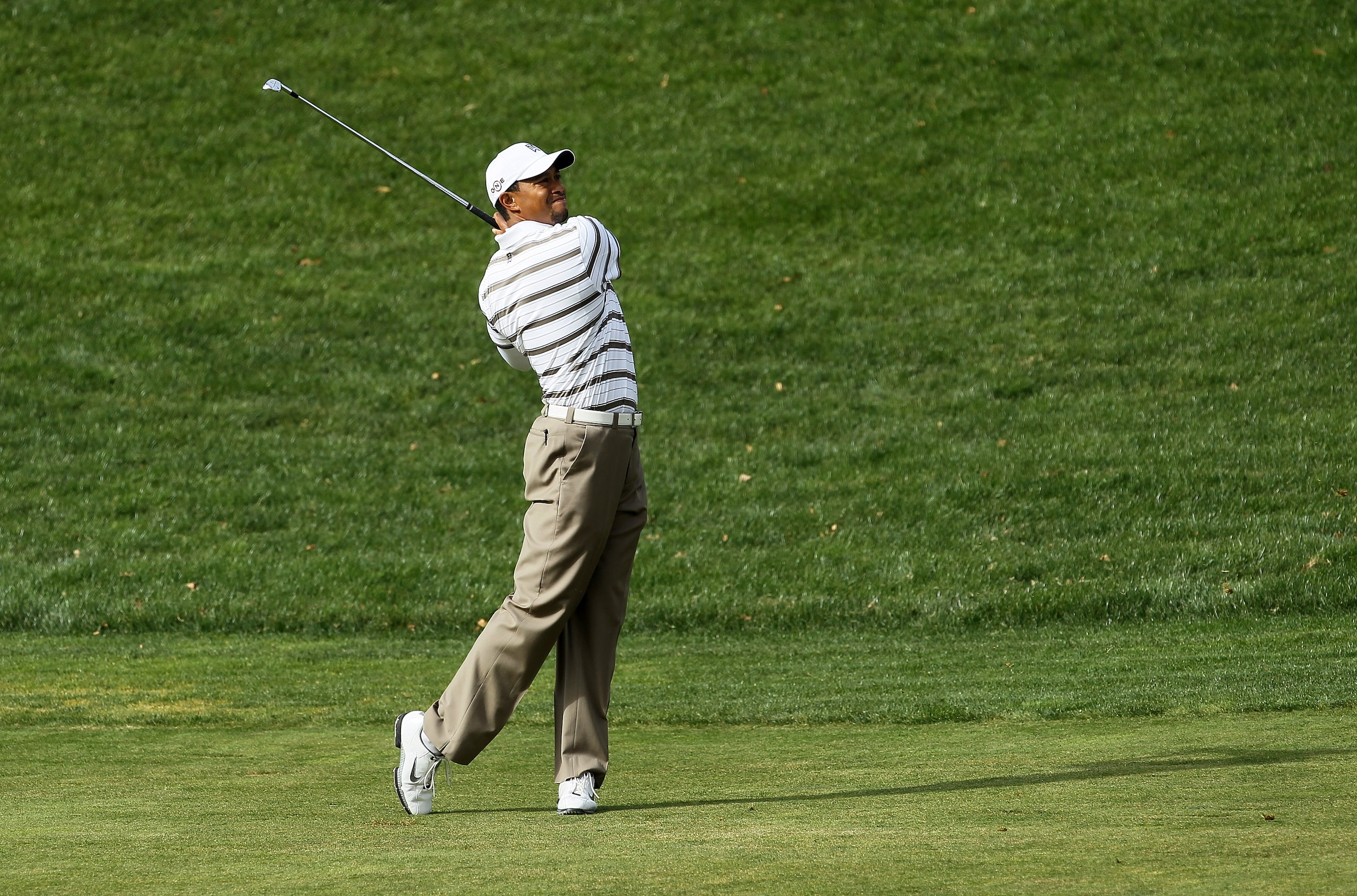 THOUSAND OAKS, CA - DECEMBER 04:  Tiger Woods hits his second shot on the second hole during round three of the Chevron World Challenge at Sherwood Country Club on December 4, 2010 in Thousand Oaks, California.  (Photo by Stephen Dunn/Getty Images)
