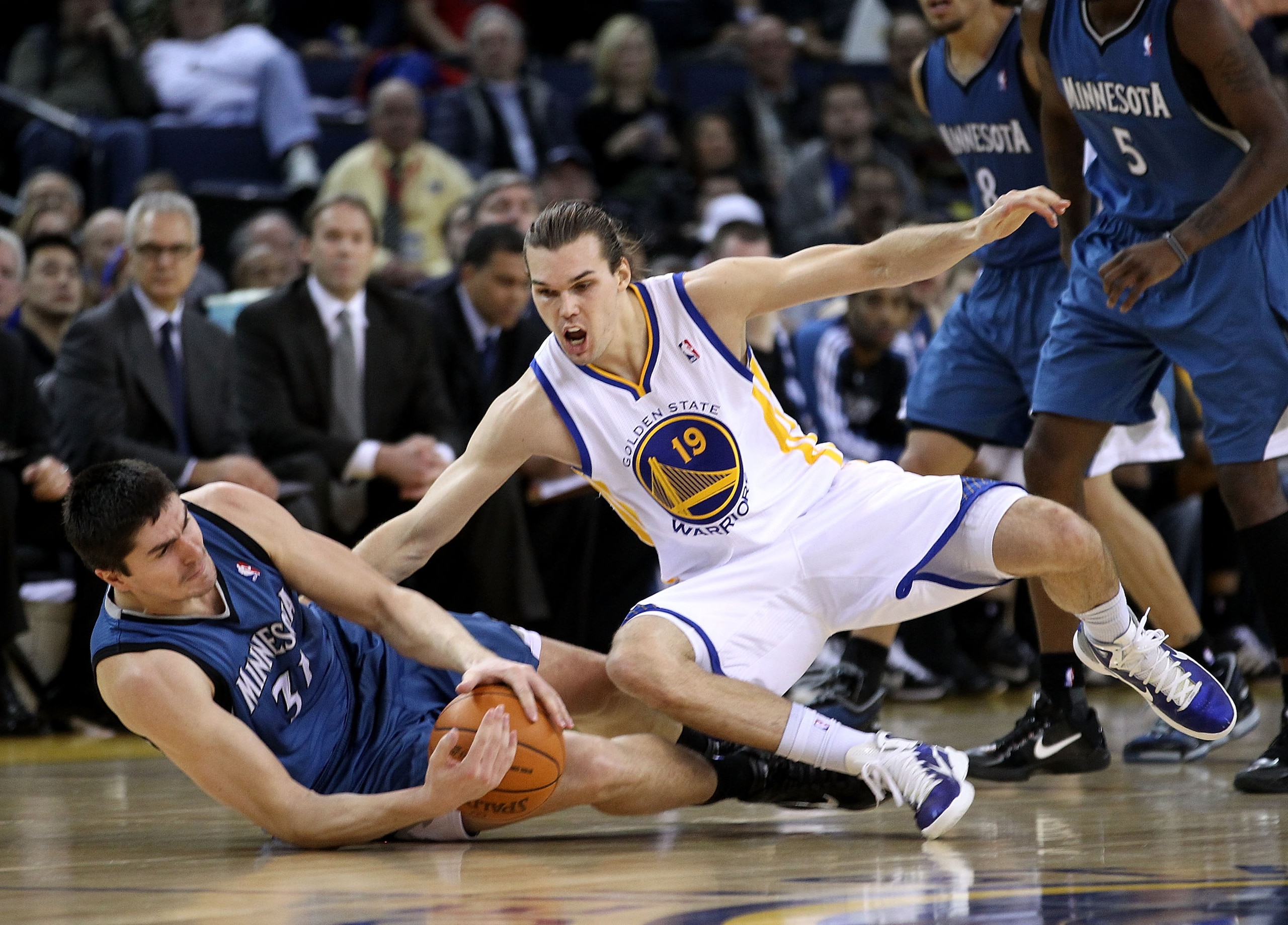 OAKLAND, CA - DECEMBER 14:  Darko Milicic #31 of the Minnesota Timberwolves and Lou Amundson #19 of the Golden State Warriors scamble for a loose ball at Oracle Arena on December 14, 2010 in Oakland, California.  NOTE TO USER: User expressly acknowledges