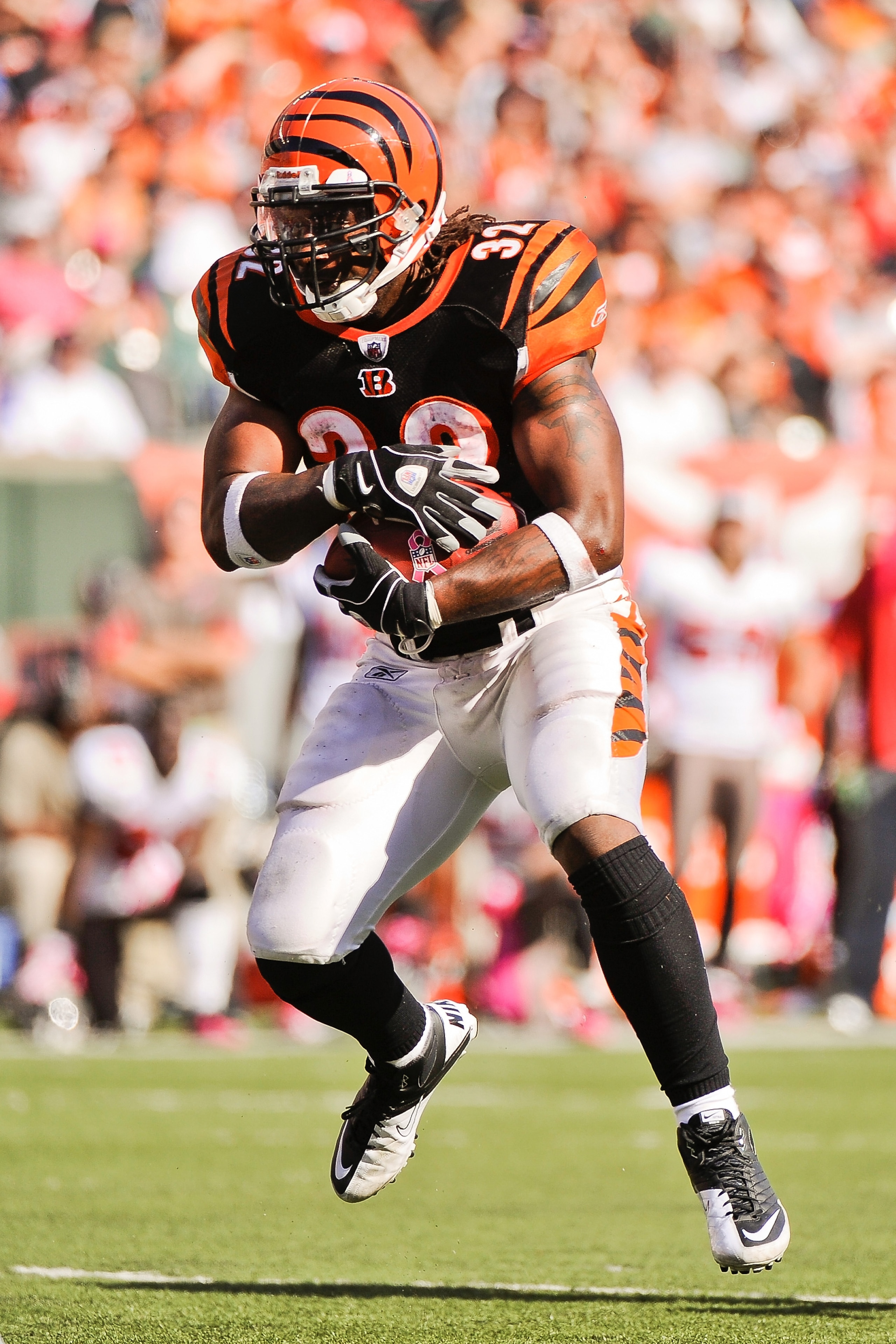 CINCINNATI, OH - OCTOBER 10: Cedric Benson #32 of the Cincinnati Bengals runs with the ball against the Tampa Bay Buccaneers at Paul Brown Stadium on October 10, 2010 in Cincinnati, Ohio. (Photo by Jamie Sabau/Getty Images) CINCINNATI, OH - OCTOBER 10: Cedric Benson #32 of the Cincinnati Bengals runs with the ball against the Tampa Bay Buccaneers at Paul Brown Stadium on October 10, 2010 in Cincinnati, Ohio. (Photo by Jamie Sabau/Getty Images)