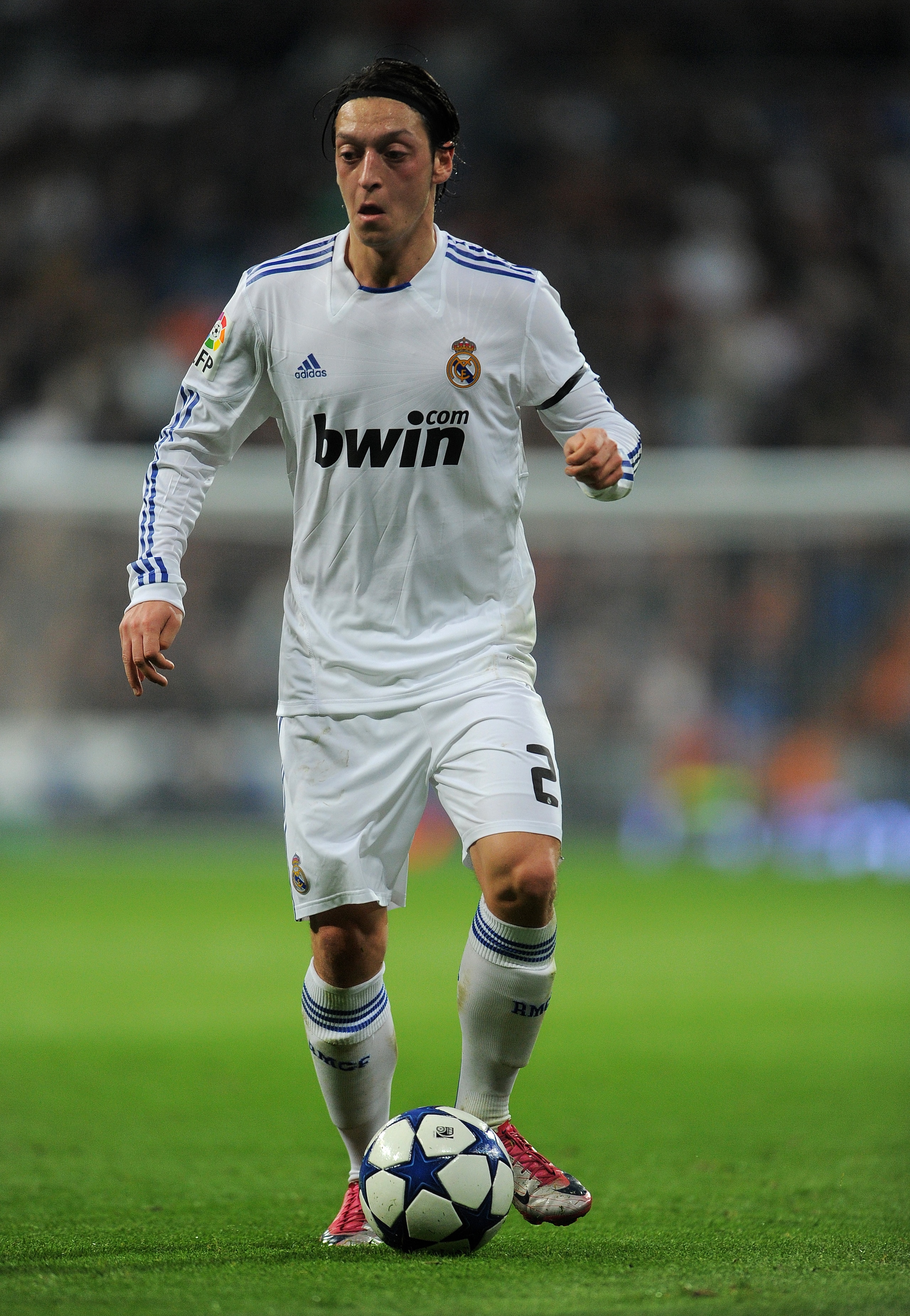 MADRID, SPAIN - JANUARY 13:  Mesut Ozil of Real Madrid controls the ball during the quarter-final Copa del Rey first leg match between Real Madrid and Atletico Madrid at Estadio Santiago Bernabeu on January 13, 2011 in Madrid, Spain.  (Photo by Jasper Jui