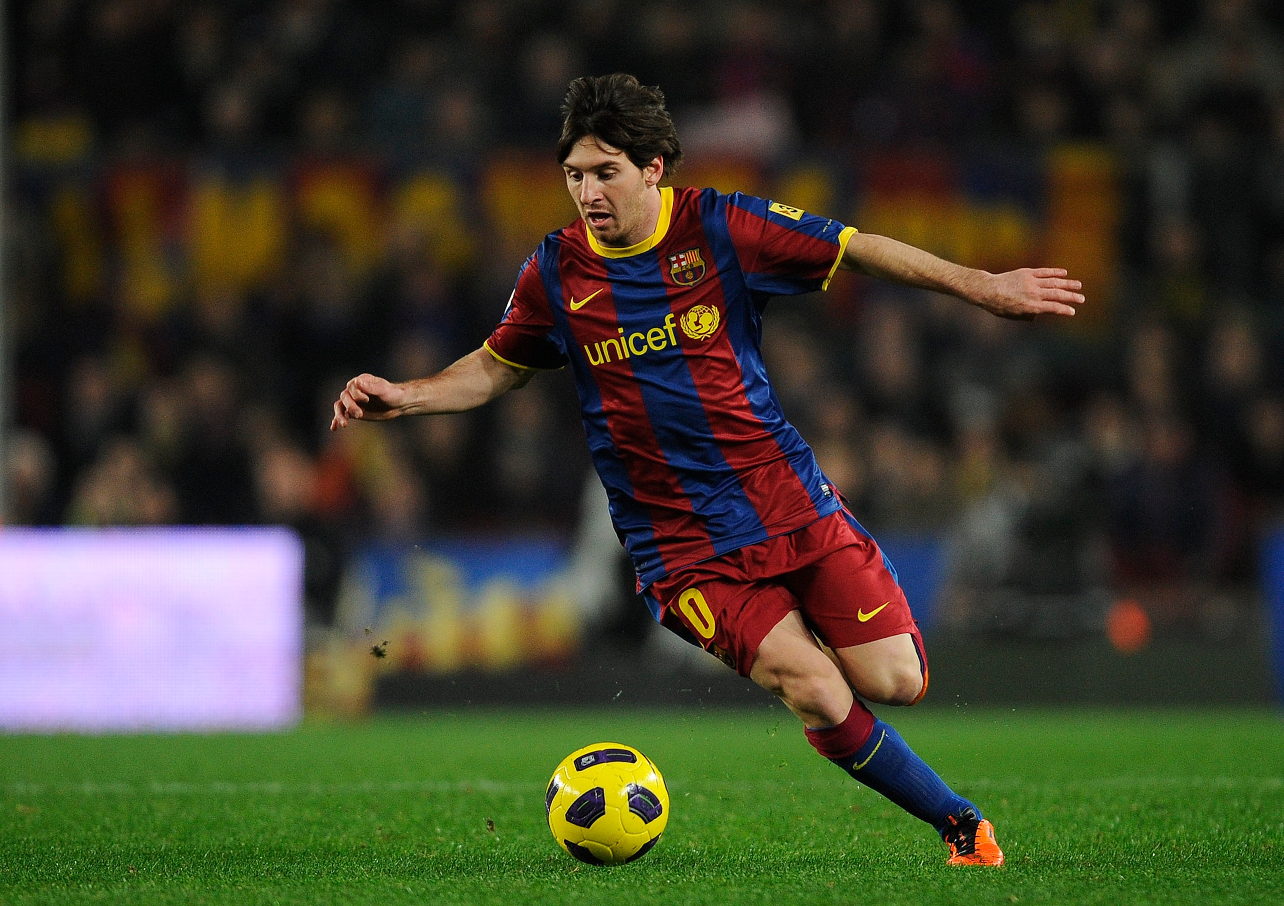 BARCELONA, SPAIN - JANUARY 16:  Lionel Messi of FC Barcelona runs with the ball during the La Liga match between FC Barcelona and Malaga at Nou Camp on January 16, 2011 in Barcelona, Spain. Barcelona won 4-1.  (Photo by David Ramos/Getty Images)