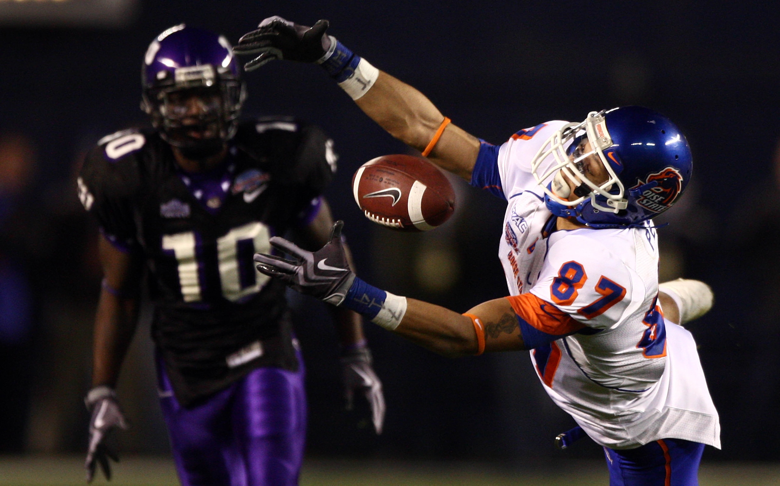 SAN DIEGO, CA - DECEMBER 23:  Wide Receiver Austin Pettis #87 of Boise State Broncos makes a diving catch against Cornerback Rafael Priest #10 of the TCU Horned Frogs during Frogs' 17-16 during Frogs' 17-16 win over the Broncos in the San Diego County Cre