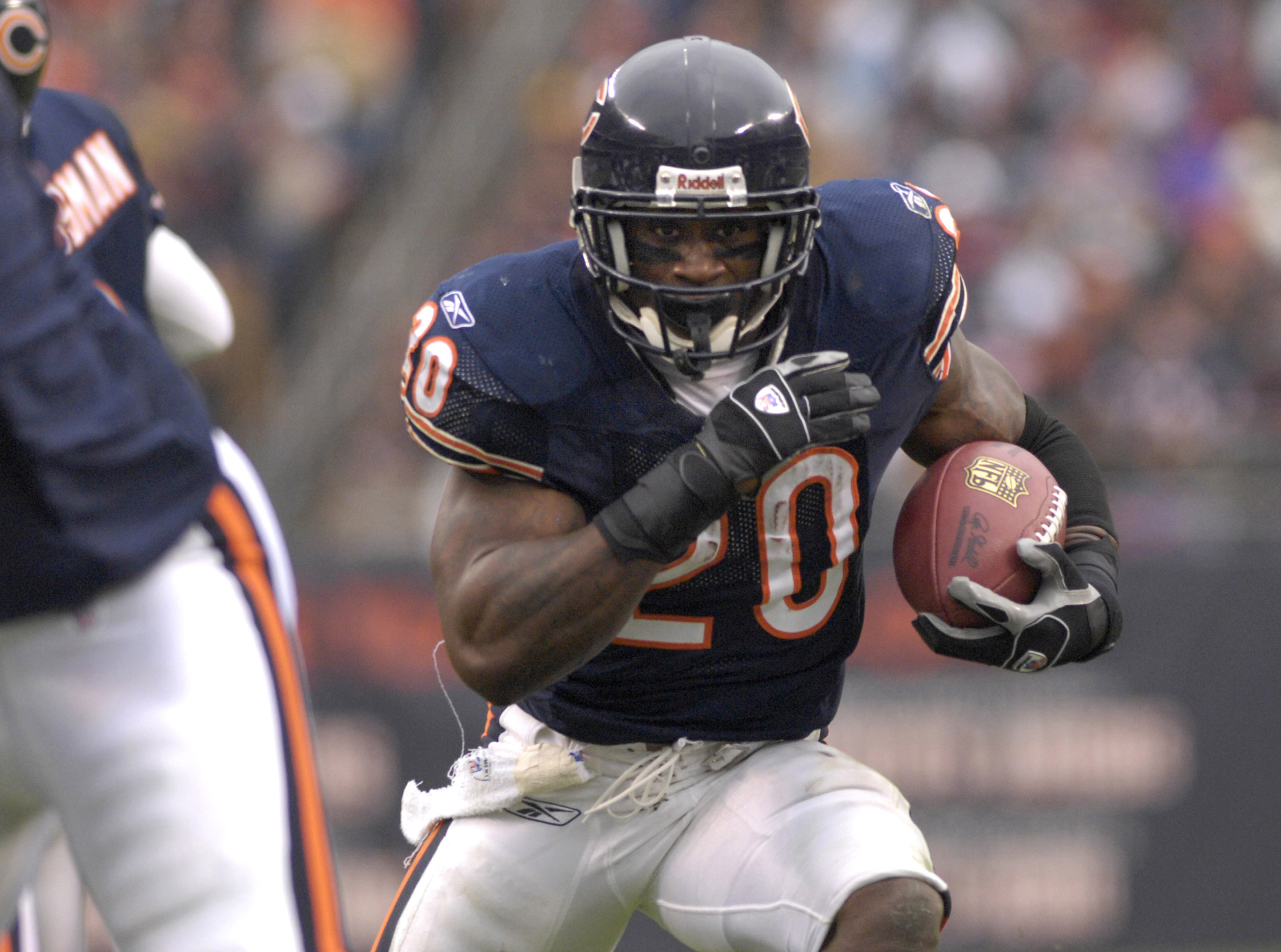 Chicago Bears fullback Brad Muster carries the football during the