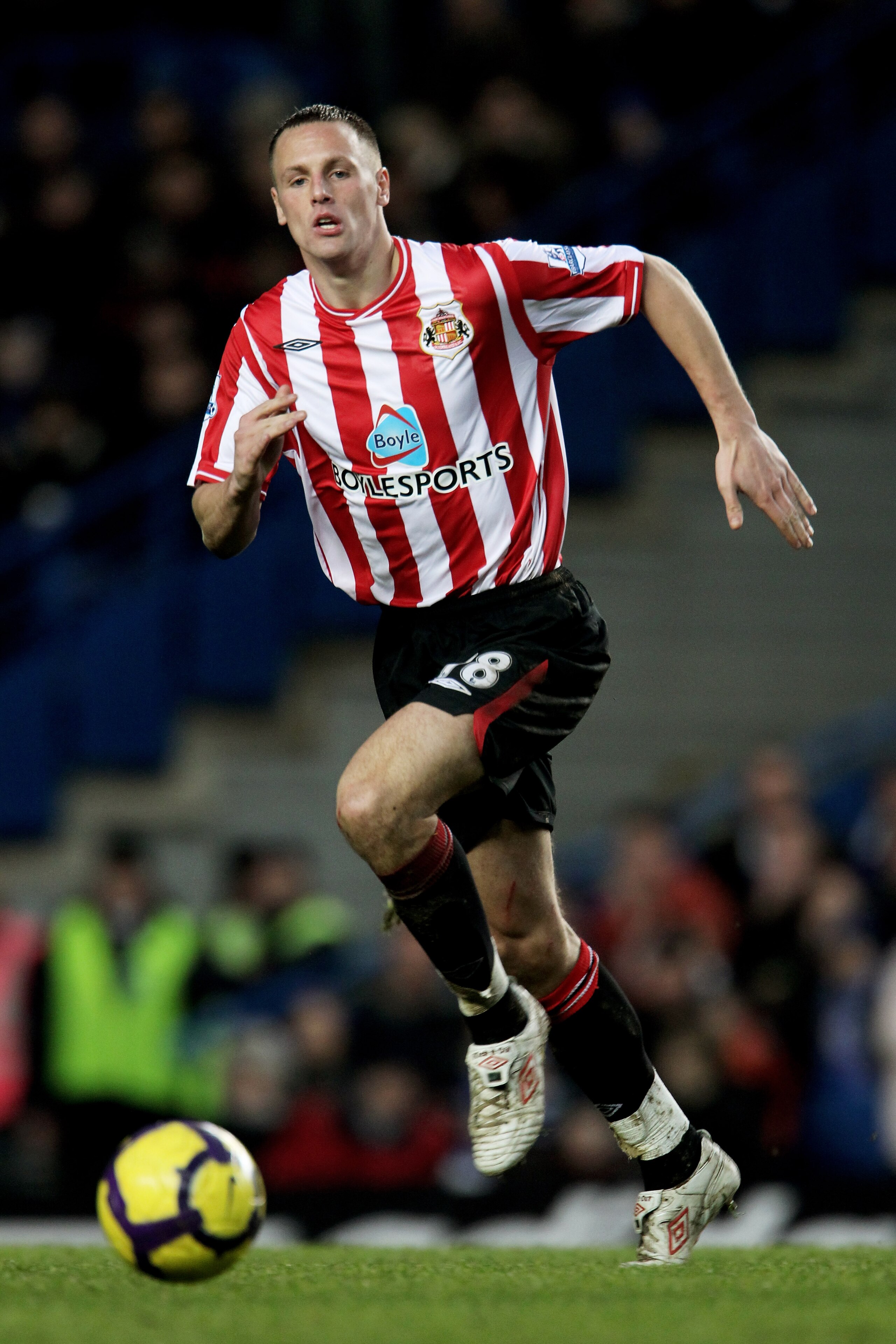 LONDON, ENGLAND - JANUARY 16:  David Meyler of Sunderland runs with the ball during the Barclays Premier League match between Chelsea and Sunderland at Stamford Bridge on January 16, 2010 in London, England.  (Photo by Phil Cole/Getty Images)
