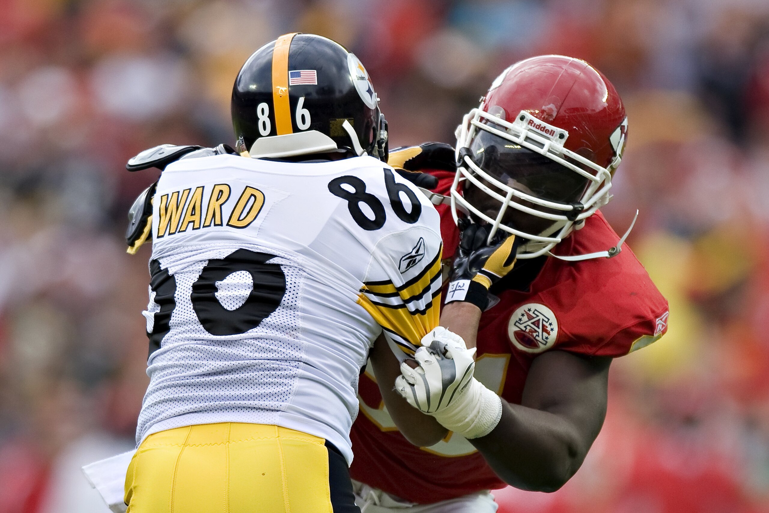 KANSAS CITY, MO - NOVEMBER 22:  Wide receiver Hines Ward #86 of the Pittsburgh Steelers and linebacker Tamba Hall #91 of the Kansas City Chiefs get in a scuffle at Arrowhead Stadium on November 22, 2009 in Kansas City, Missouri.  The Chiefs defeated the S