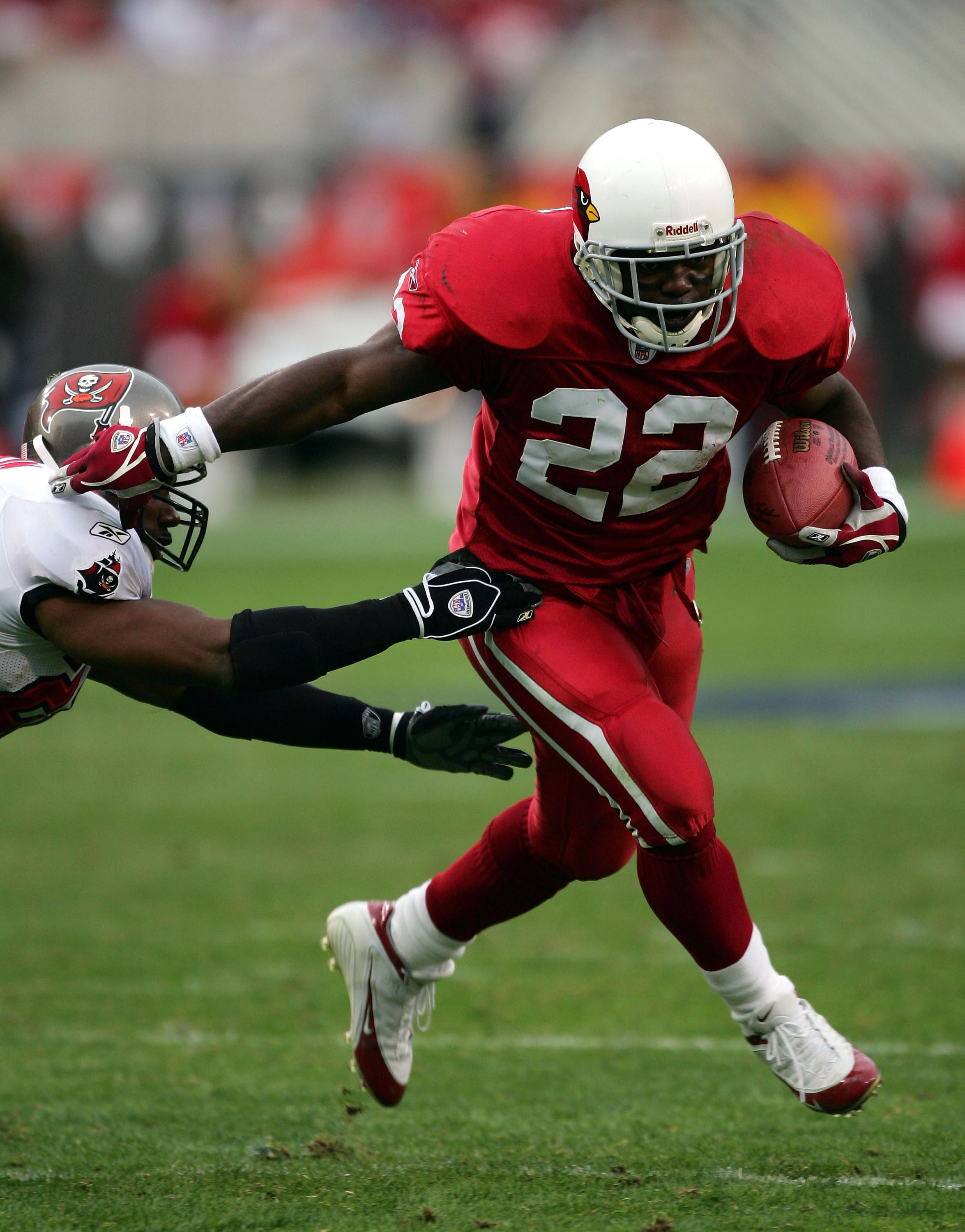 TEMPE, AZ - JANUARY 2:  Emmitt Smith #22 of the Arizona Cardinals sweeps around Dexter Jackson #28 of the Tampa Bay Buccaneers in the third quarter at Sun Devil Stadium on January 2, 2005 in Tempe, Arizona.   (Photo by Harry How/Getty Images)