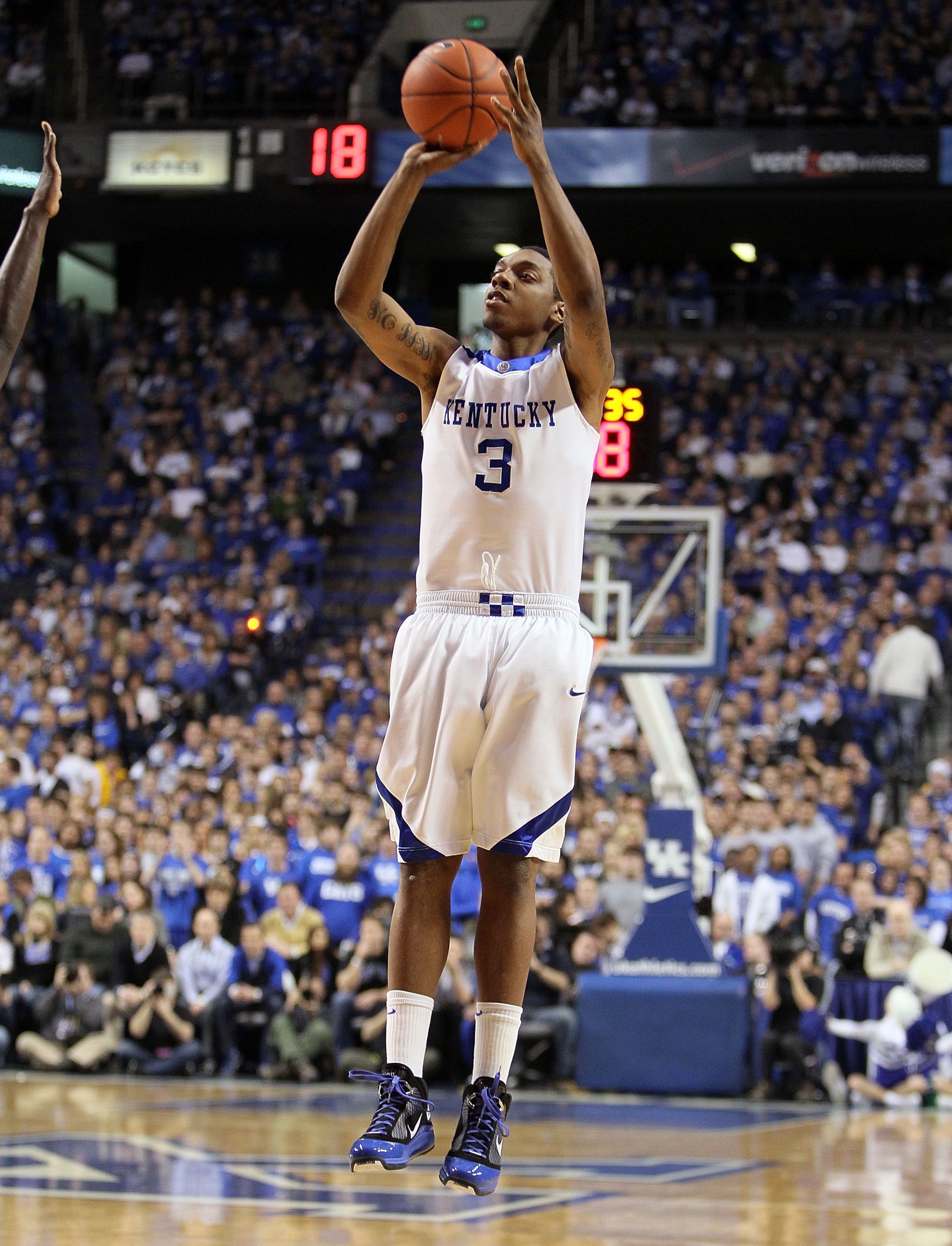LEXINGTON, KY - FEBRUARY 02:  Darnell Dodson #3 of the Kentucky Wildcats shoots the ball during the SEC game against the Ole Miss Rebels on February 2, 2010 at Rupp Arena in Lexington, Kentucky. Kentucky won 85-75.  (Photo by Andy Lyons/Getty Images)
