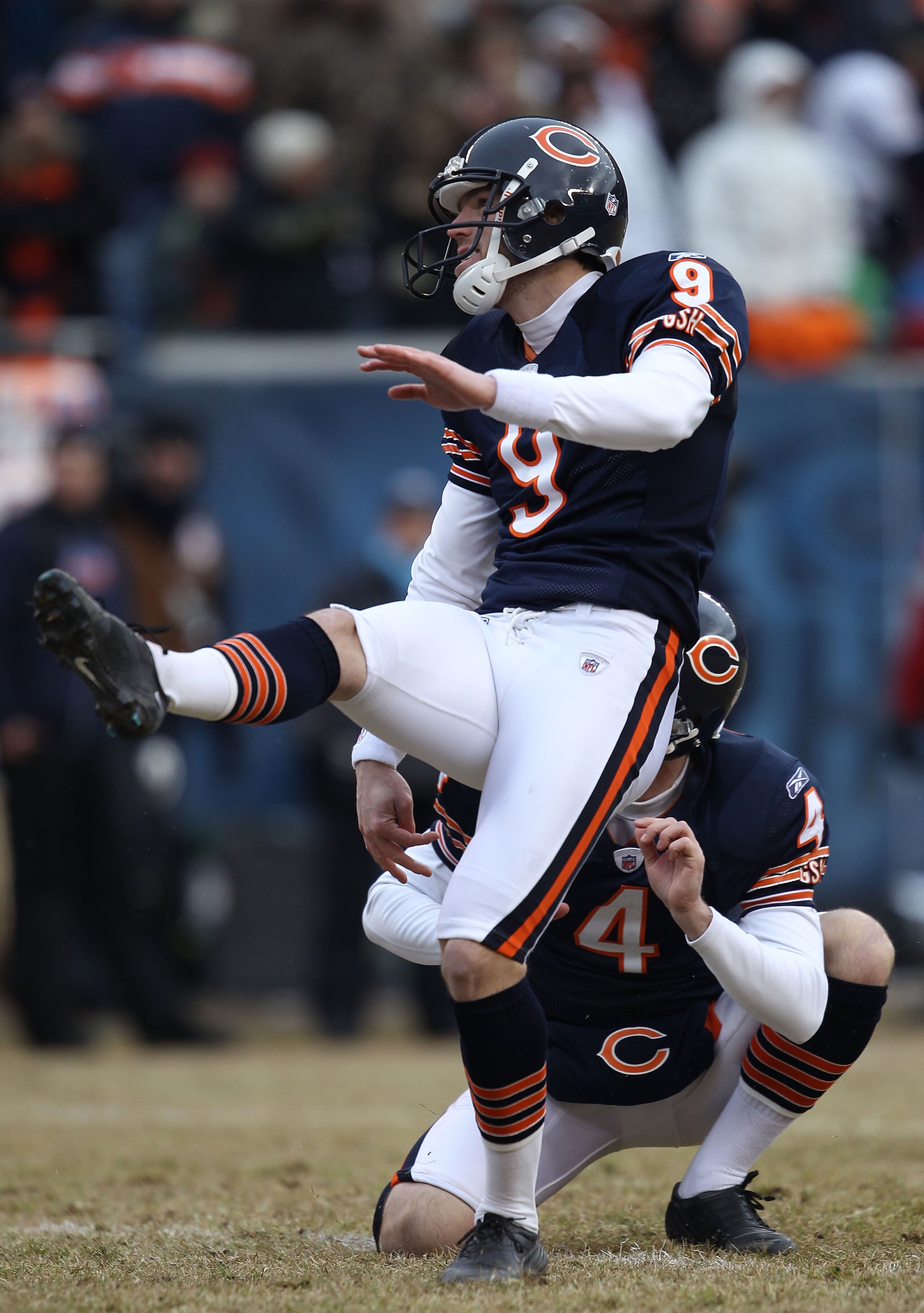 CHICAGO, IL - JANUARY 16:  Robbie Gould #9 of the Chicago Bears kicks the ball against the Seattle Seahawks in the 2011 NFC divisional playoff game at Soldier Field on January 16, 2011 in Chicago, Illinois.  (Photo by Jonathan Daniel/Getty Images)