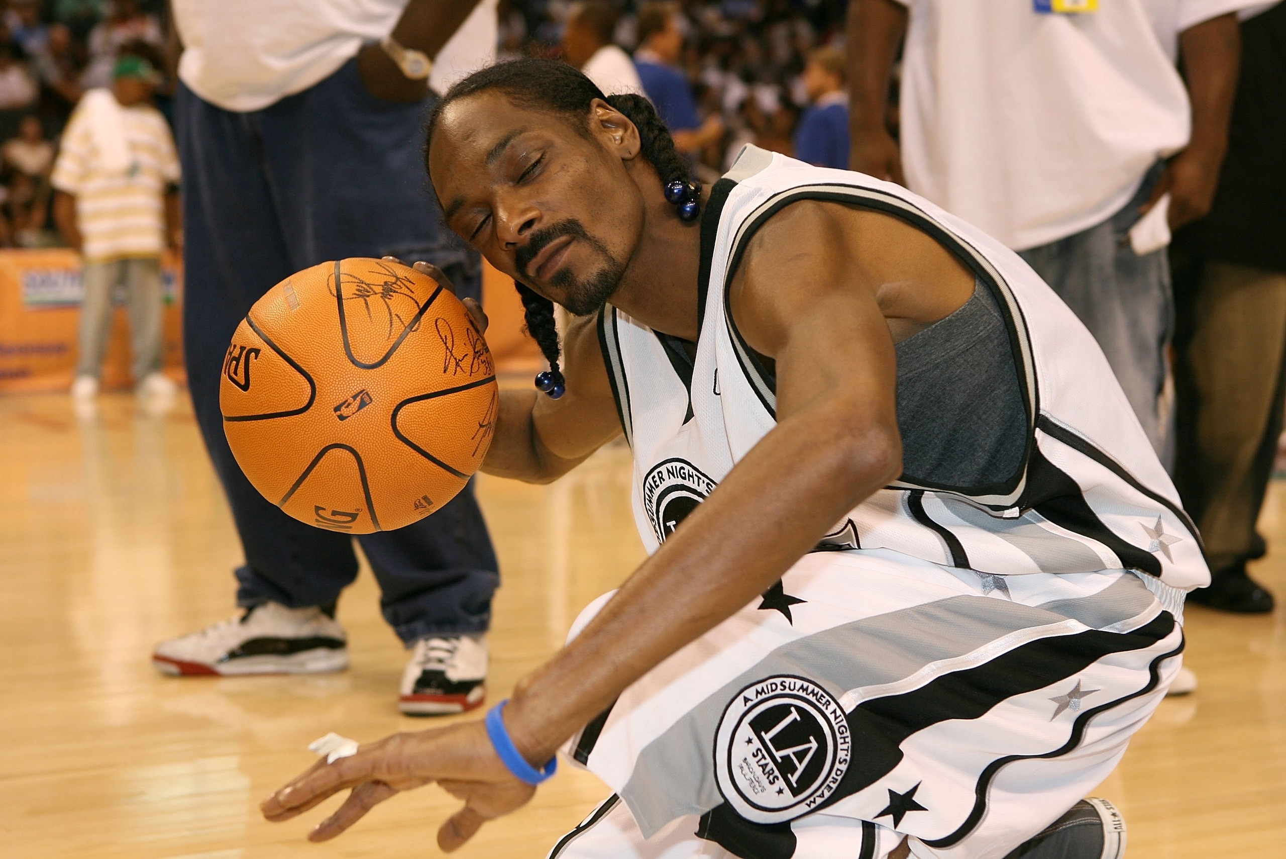 LOS ANGELES, CA - JULY 09:  Rapper Snoop Dogg arrives at the Midsummer Night's Dream Celebrity Basketball Game at the Staples Center on July 9, 2006 in Los Angeles, California.  (Photo by Michael Buckner/Getty Images)