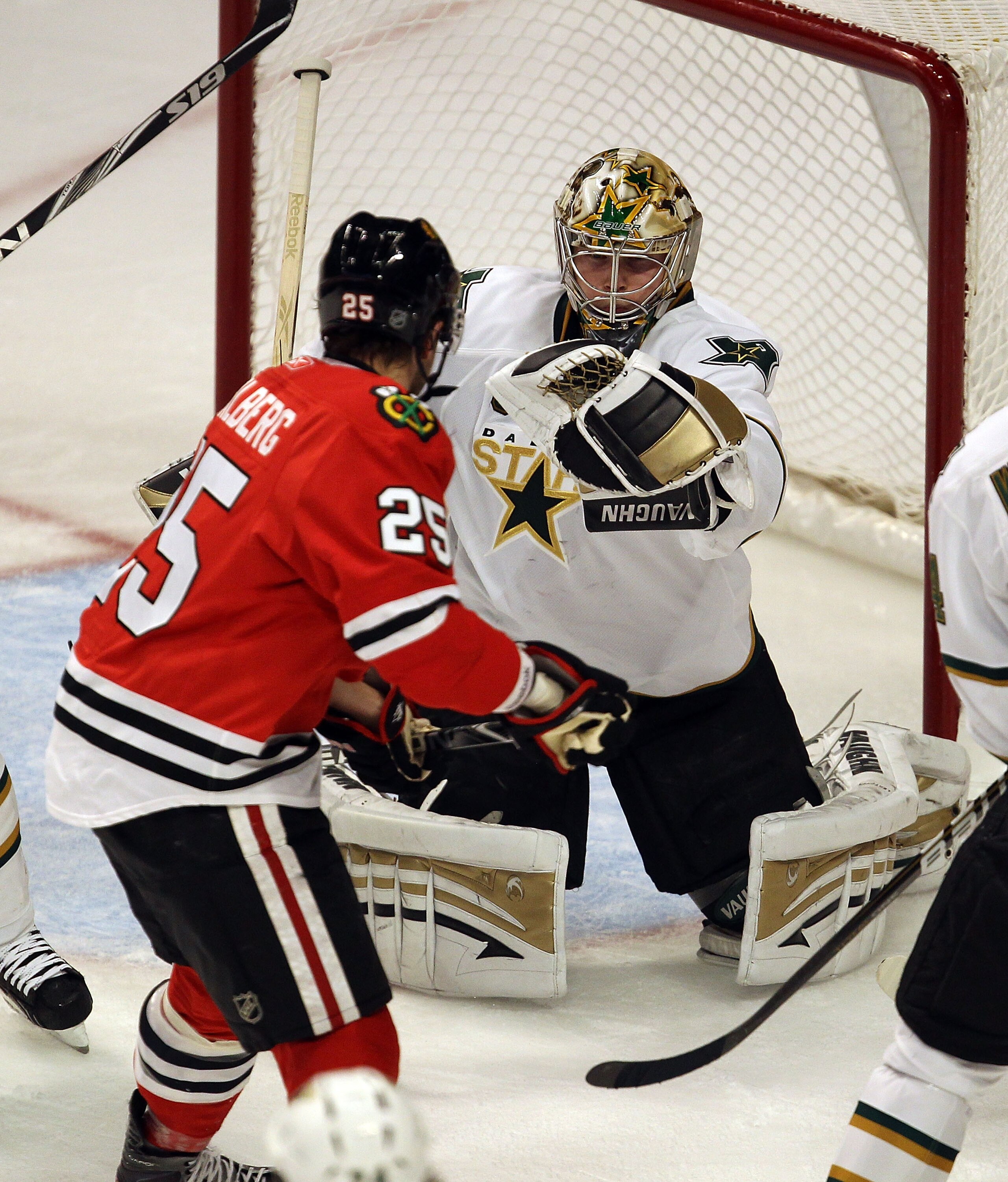CHICAGO, IL - JANUARY 05: Kari Lehtonen #32 of the Dallas Stars makes a glove save against Viktor Stalberg #25 of the Chicago Blackhawks at the United Center on January 5, 2011 in Chicago, Illinois. The Stars defeated the Blackhawks 4-2. (Photo by Jonatha CHICAGO, IL - JANUARY 05: Kari Lehtonen #32 of the Dallas Stars makes a glove save against Viktor Stalberg #25 of the Chicago Blackhawks at the United Center on January 5, 2011 in Chicago, Illinois. The Stars defeated the Blackhawks 4-2. (Photo by Jonatha