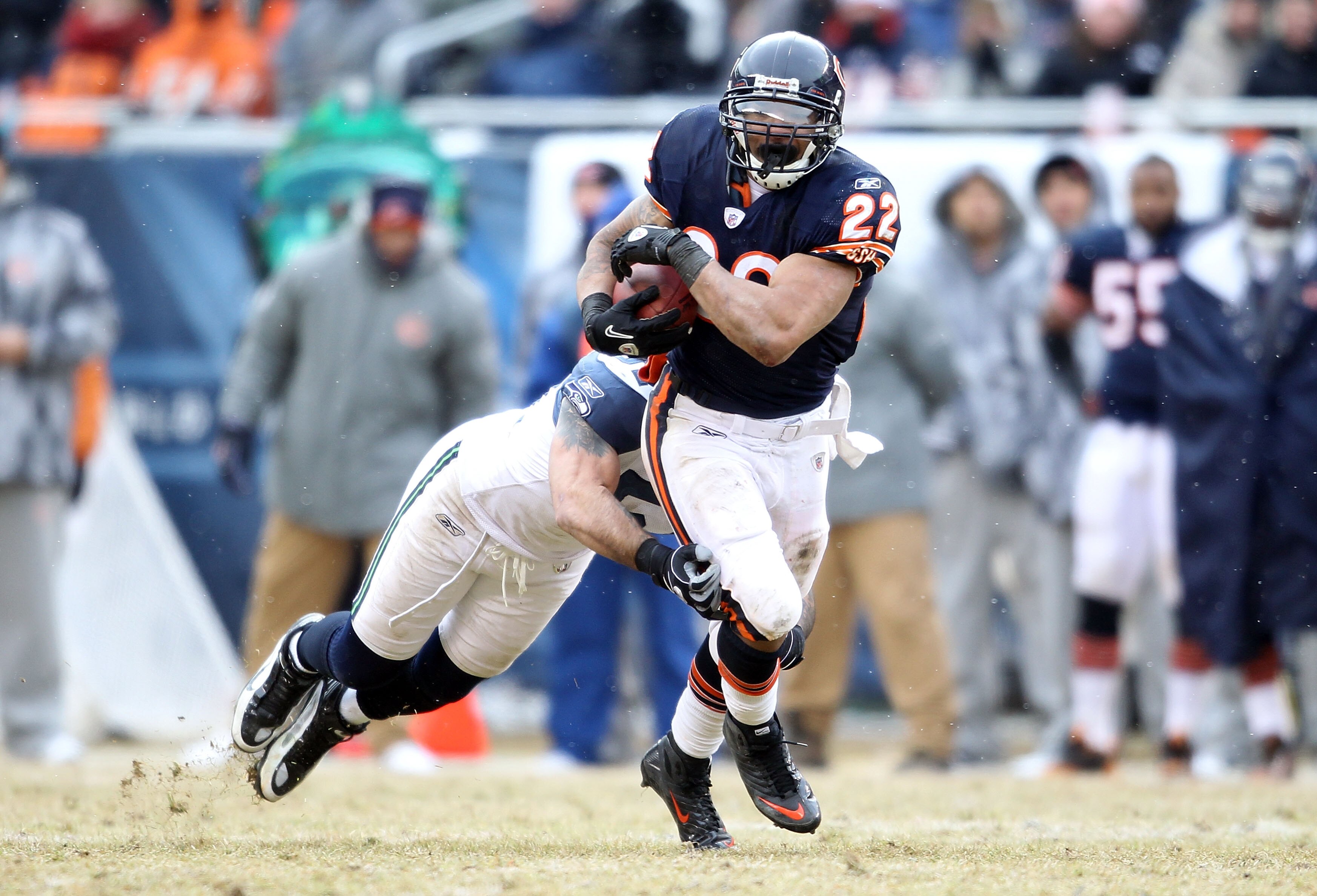 CHICAGO, IL - JANUARY 16:  Running back Matt Forte #22 of the Chicago Bears runs the ball as Lofa Tatupu #51 of the Seattle Seahawks attempts to tackle him from behind in the 2011 NFC divisional playoff game at Soldier Field on January 16, 2011 in Chicago