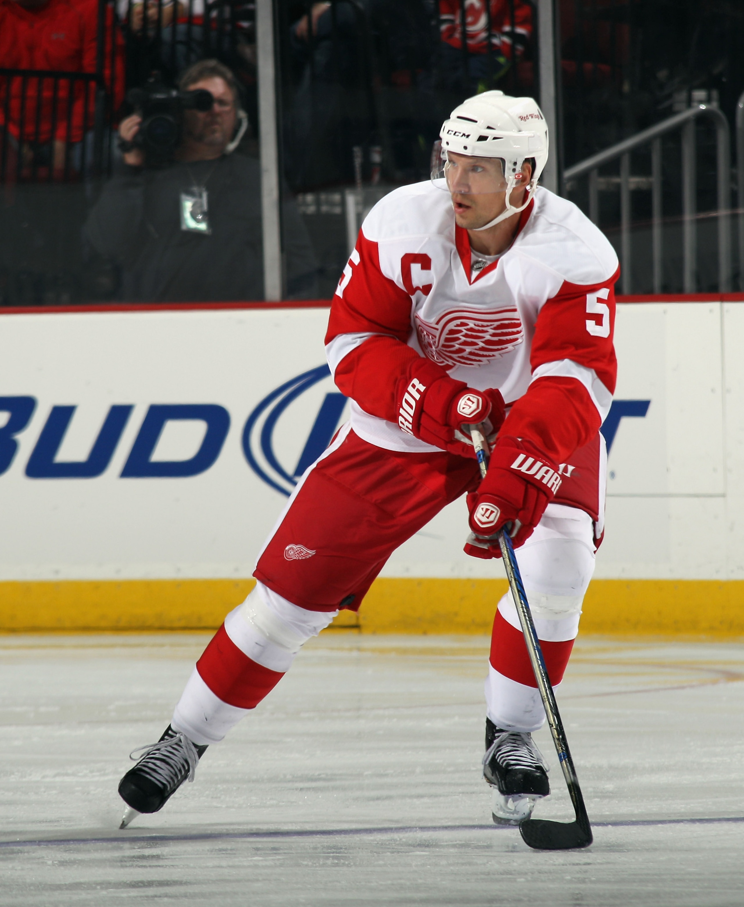 NEWARK, NJ - DECEMBER 11:  Nicklas Lidstrom #5 of the Detroit Red Wings skates against the New Jersey Devils at the Prudential Center on December 11, 2010 in Newark, New Jersey. The Red Wings defeated the the Devils 4-1.  (Photo by Bruce Bennett/Getty Ima