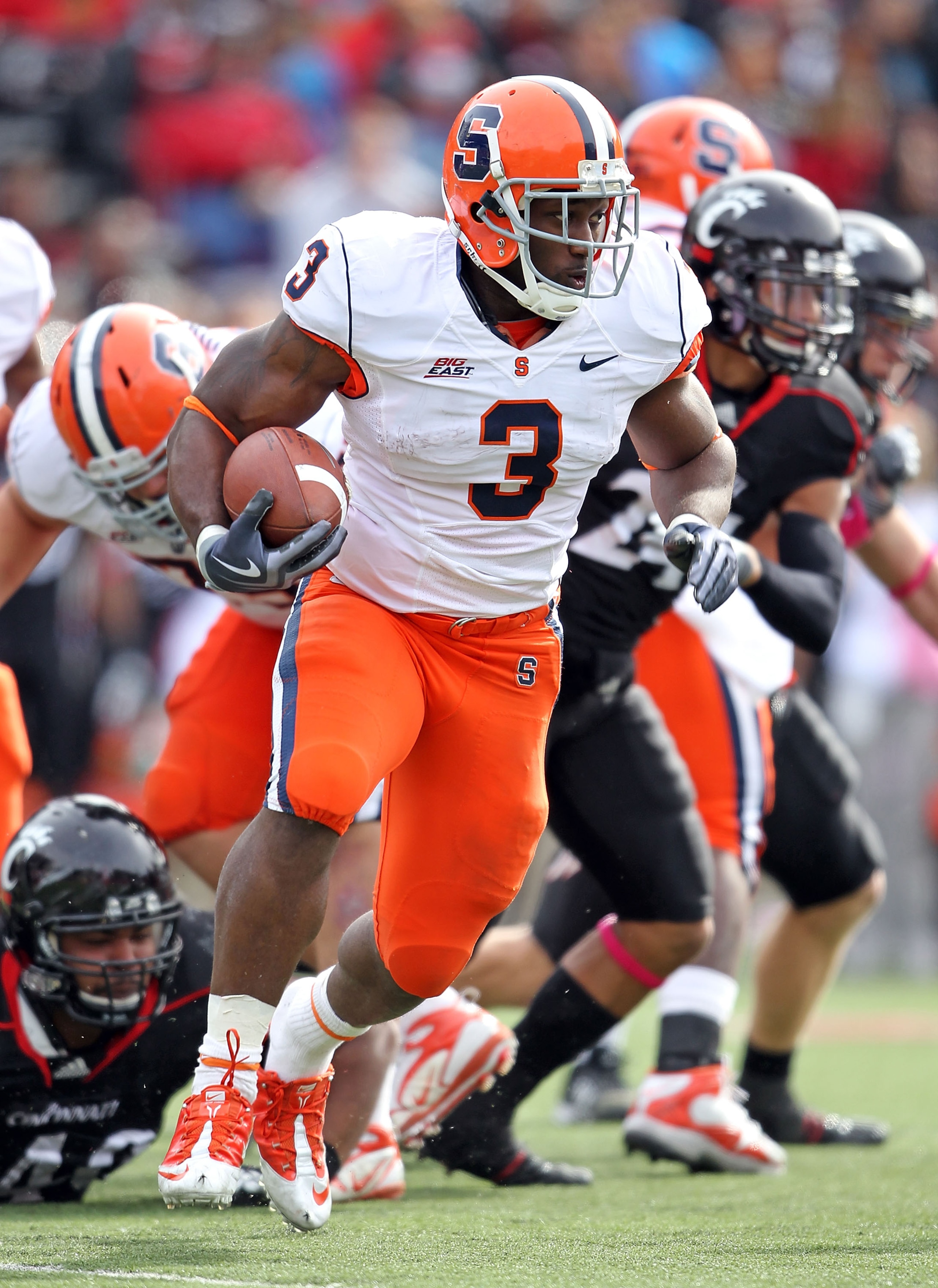 CINCINNATI - OCTOBER 30:  Delone Carter #3 of the Syracuse Orange runs with the ball during the Big East Conference game against the Cincinnati Bearcats at Nippert Stadium on October 30, 2010 in Cincinnati, Ohio.  (Photo by Andy Lyons/Getty Images)