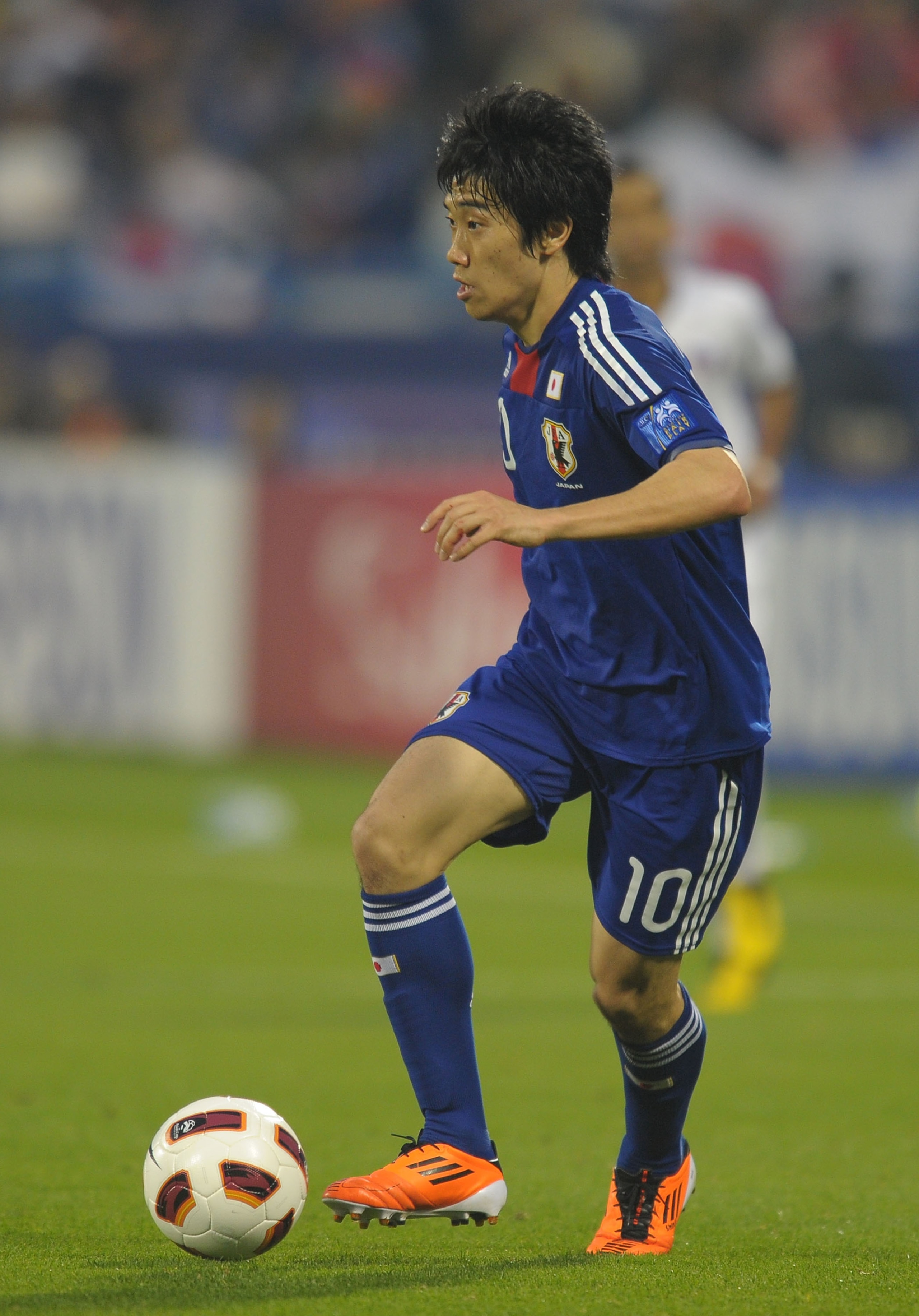 DOHA, QATAR - JANUARY 21:  Shinji Kagawa of Japan in action during the AFC Asian Cup quarter final match between Japan and Qatar at Al-Gharafa Stadium on January 21, 2011 in Doha, Qatar.  (Photo by Koki Nagahama/Getty Images)