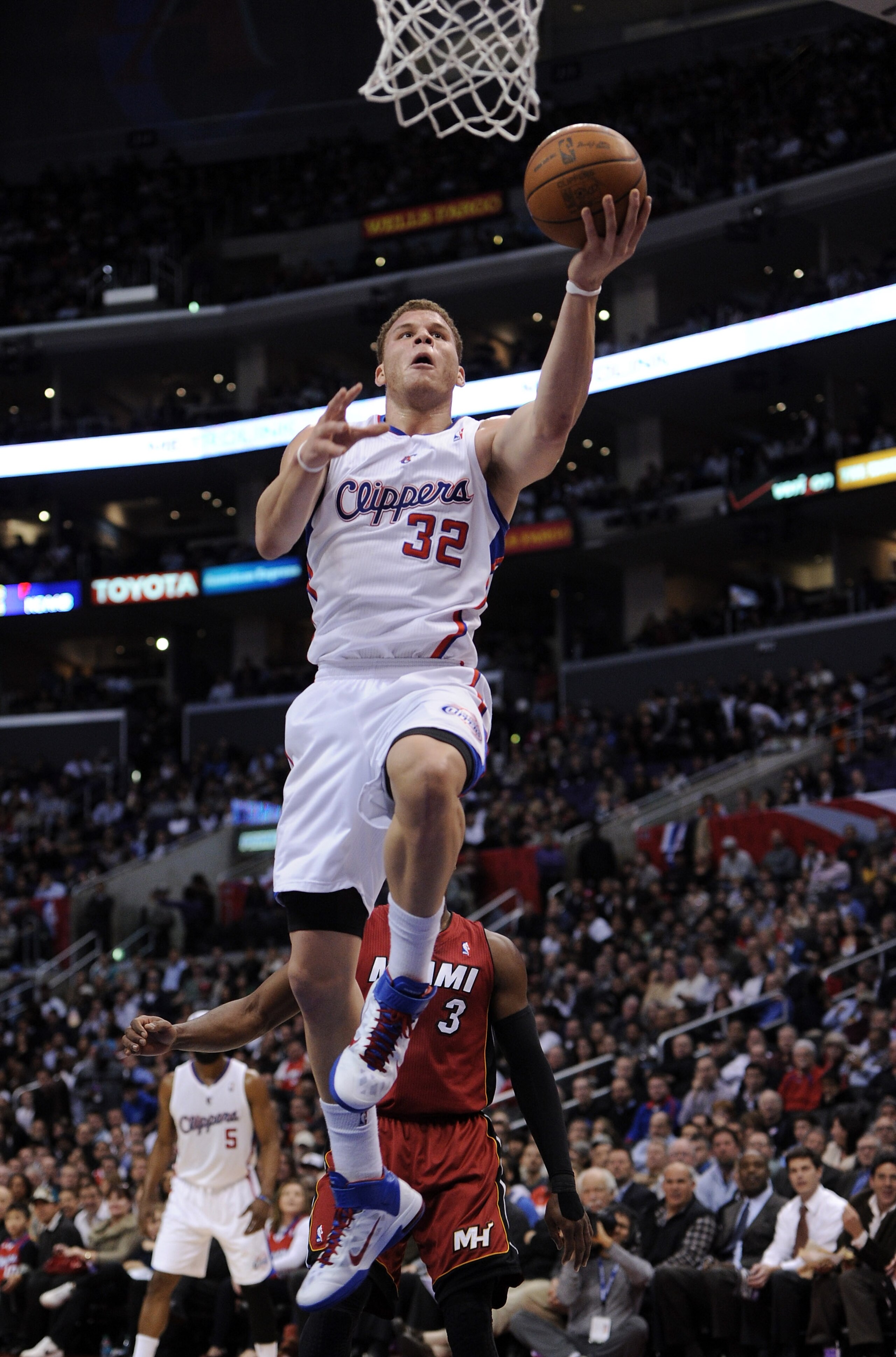 LOS ANGELES, CA - JANUARY 12: Blake Griffin #32 of the Los Angeles Clippers scores on a layup against the Miami Heat at Staples Center on January 12, 2011 in Los Angeles, California. NOTE TO USER: User expressly acknowledges and agrees that, by download LOS ANGELES, CA - JANUARY 12: Blake Griffin #32 of the Los Angeles Clippers scores on a layup against the Miami Heat at Staples Center on January 12, 2011 in Los Angeles, California. NOTE TO USER: User expressly acknowledges and agrees that, by download