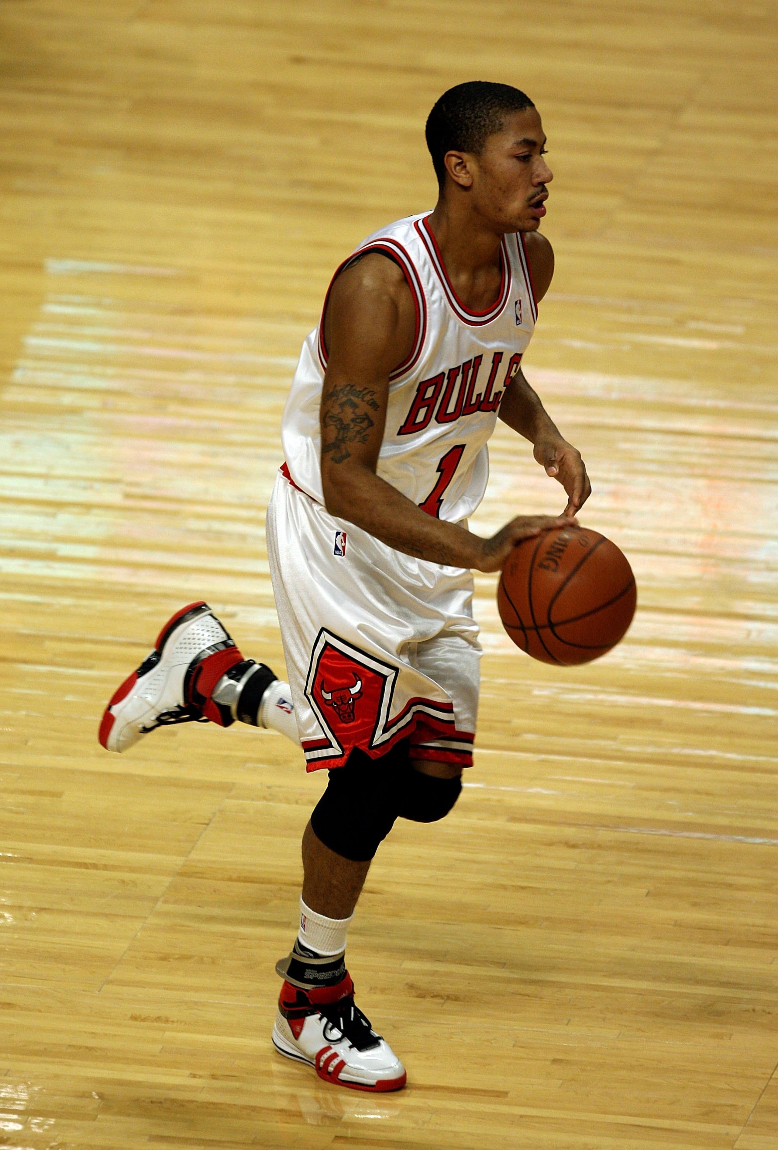 CHICAGO - DECEMBER 17: Derrick Rose #1 of the Chicago Bulls brings the ball upcourt against the Los Angeles Clippers on December 17, 2008 at the United Center in Chicago, Illinois. NOTE TO USER: User expressly acknowledges and agreees that, by downloading CHICAGO - DECEMBER 17: Derrick Rose #1 of the Chicago Bulls brings the ball upcourt against the Los Angeles Clippers on December 17, 2008 at the United Center in Chicago, Illinois. NOTE TO USER: User expressly acknowledges and agreees that, by downloading