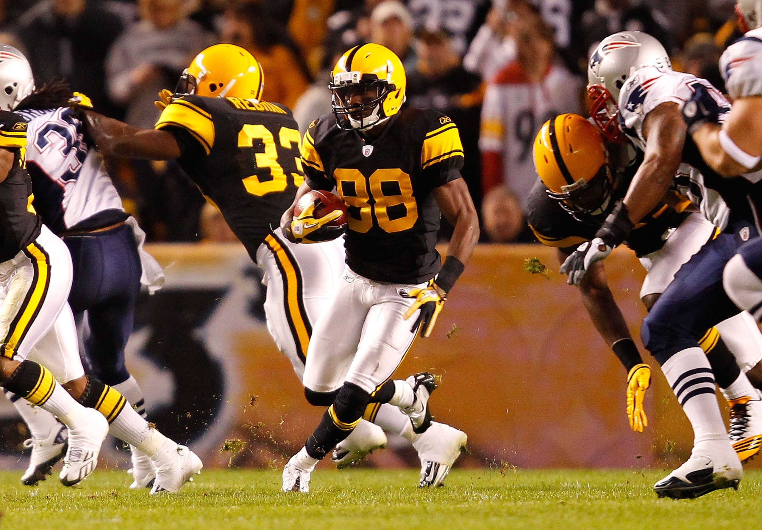 PITTSBURGH, PA - NOVEMBER 14:  Emmanuel Sanders #88 of the Pittsburgh Steelers returns a kick against the New England Patriots during the game on November 14, 2010 at Heinz Field in Pittsburgh, Pennsylvania.  (Photo by Jared Wickerham/Getty Images)