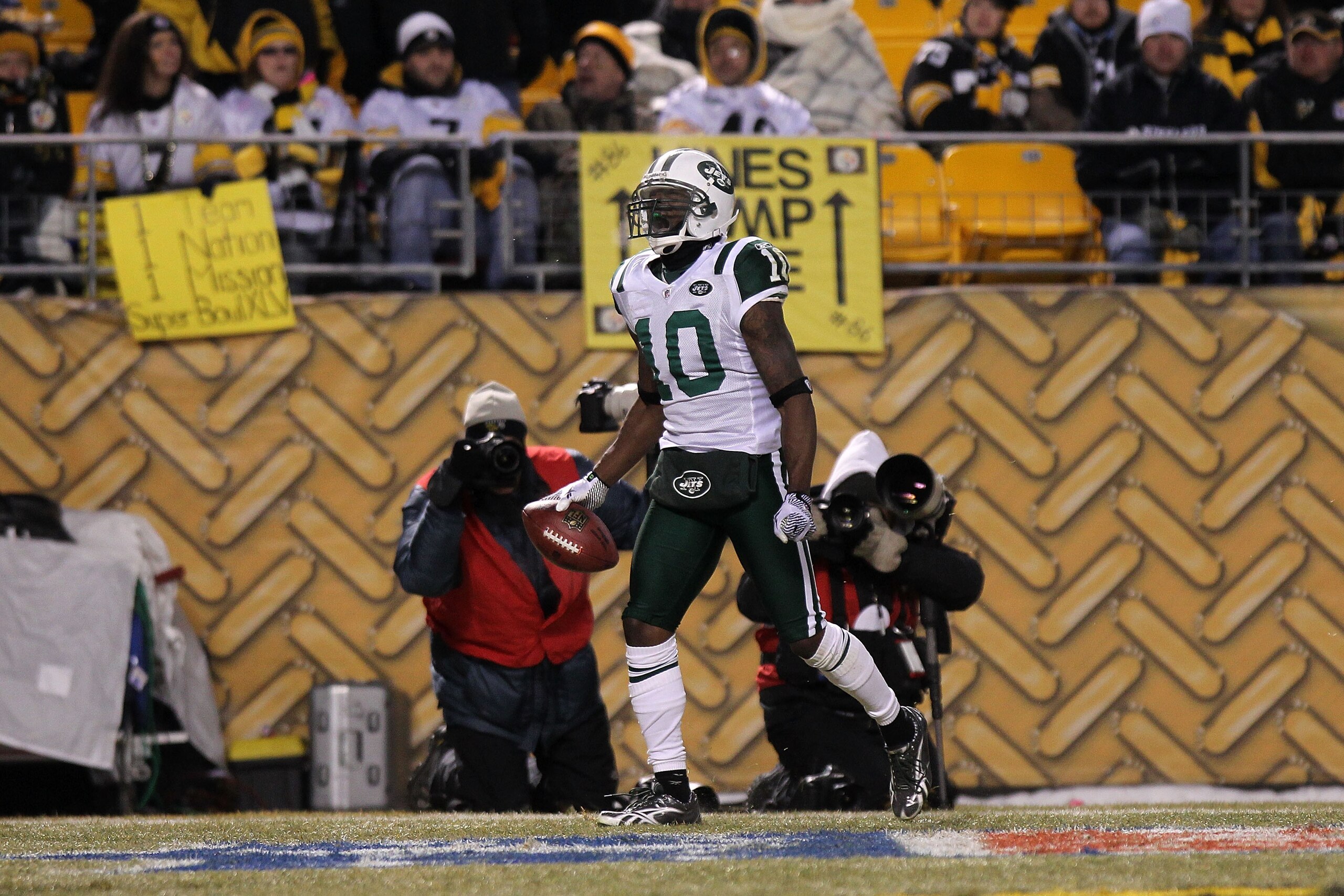PITTSBURGH, PA - JANUARY 23: Santonio Holmes #10 of the New York Jets celebrates after he scored a third quarter touchdown against the Pittsburgh Steelers during the 2011 AFC Championship game at Heinz Field on January 23, 2011 in Pittsburgh, Pennsylvania