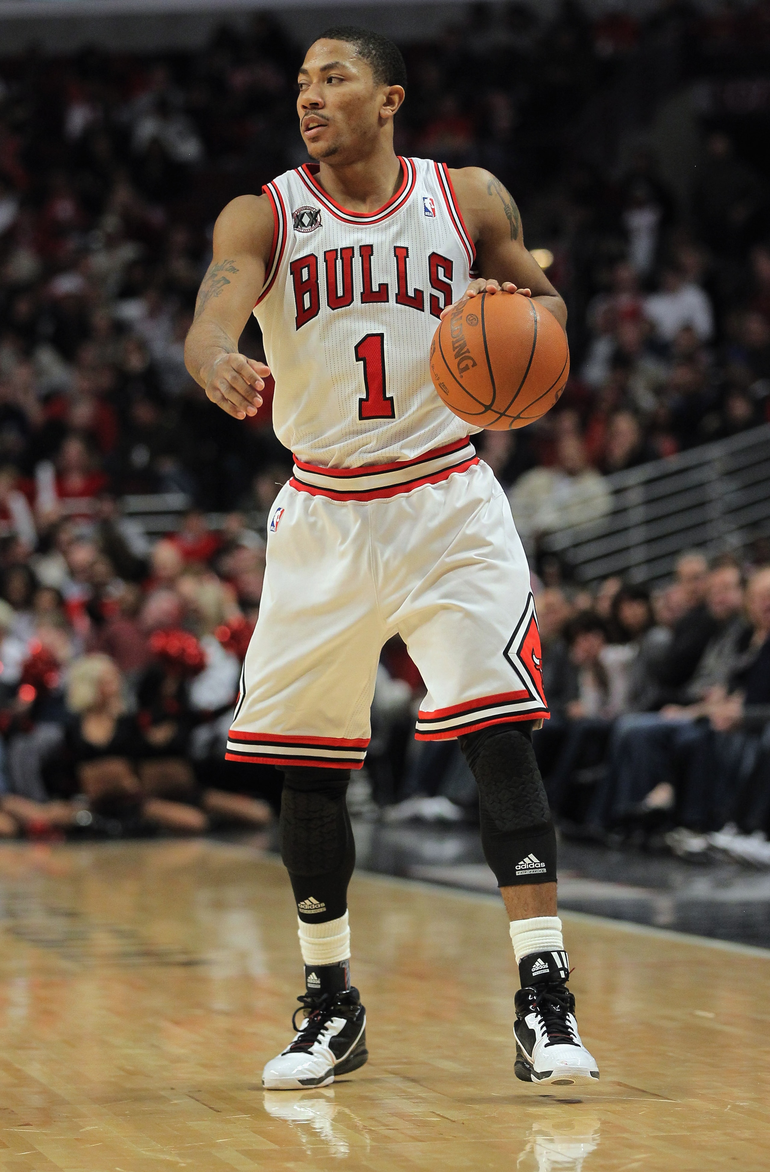 CHICAGO, IL - JANUARY 15:  Derrick Rose #1 of the Chicago Bulls brings the ball upcourt against the Miami Heat at the United Center on January 15, 2011 in Chicago, Illinois. NOTE TO USER: User expressly acknowledges and agrees that, by downloading and or