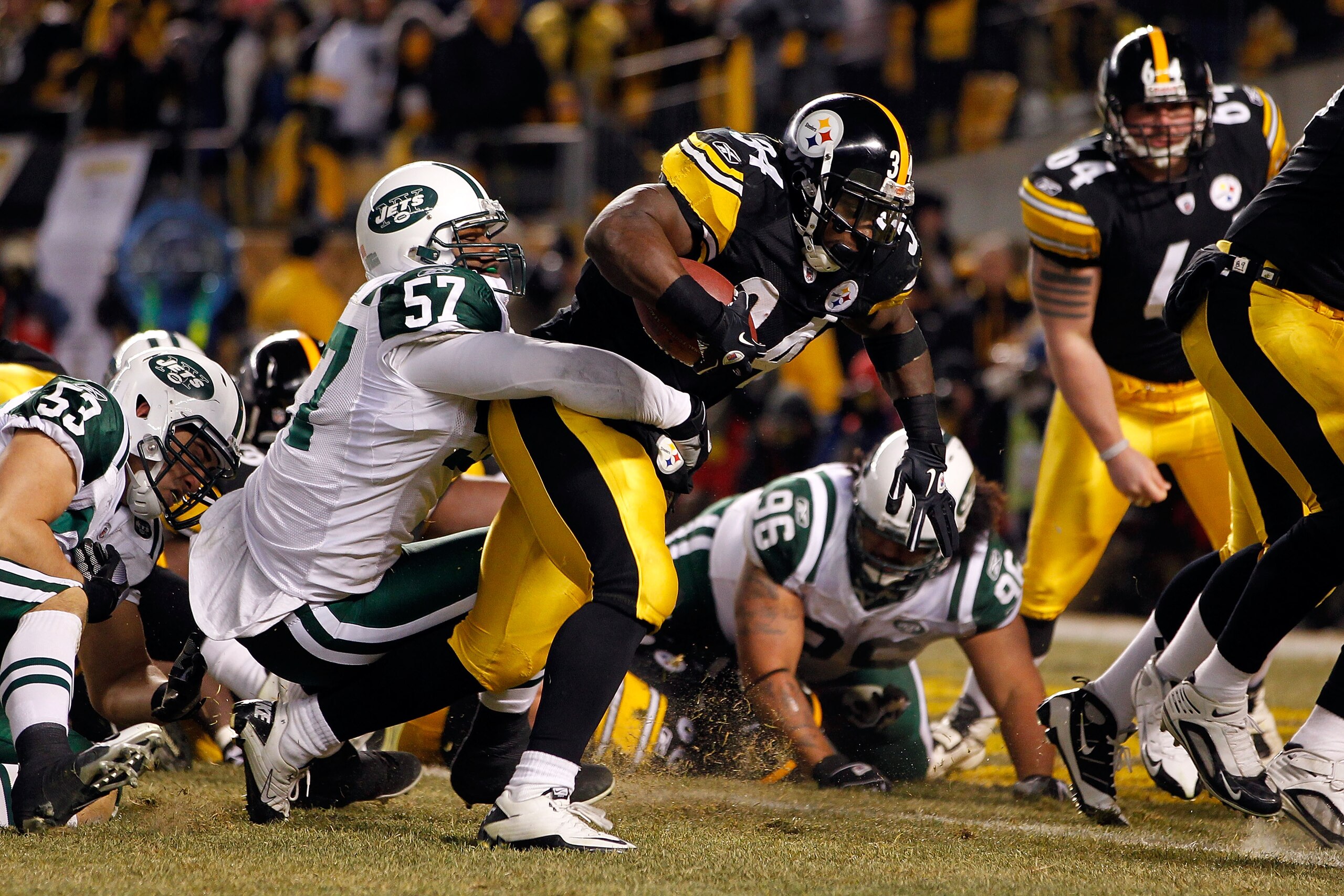 PITTSBURGH, PA - JANUARY 23:  Rashard Mendenhall #34 of the Pittsburgh Steelers runs for a first quarter touchdown as Bart Scott #57 of the New York Jets attemps to tackle during the 2011 AFC Championship game at Heinz Field on January 23, 2011 in Pittsbu