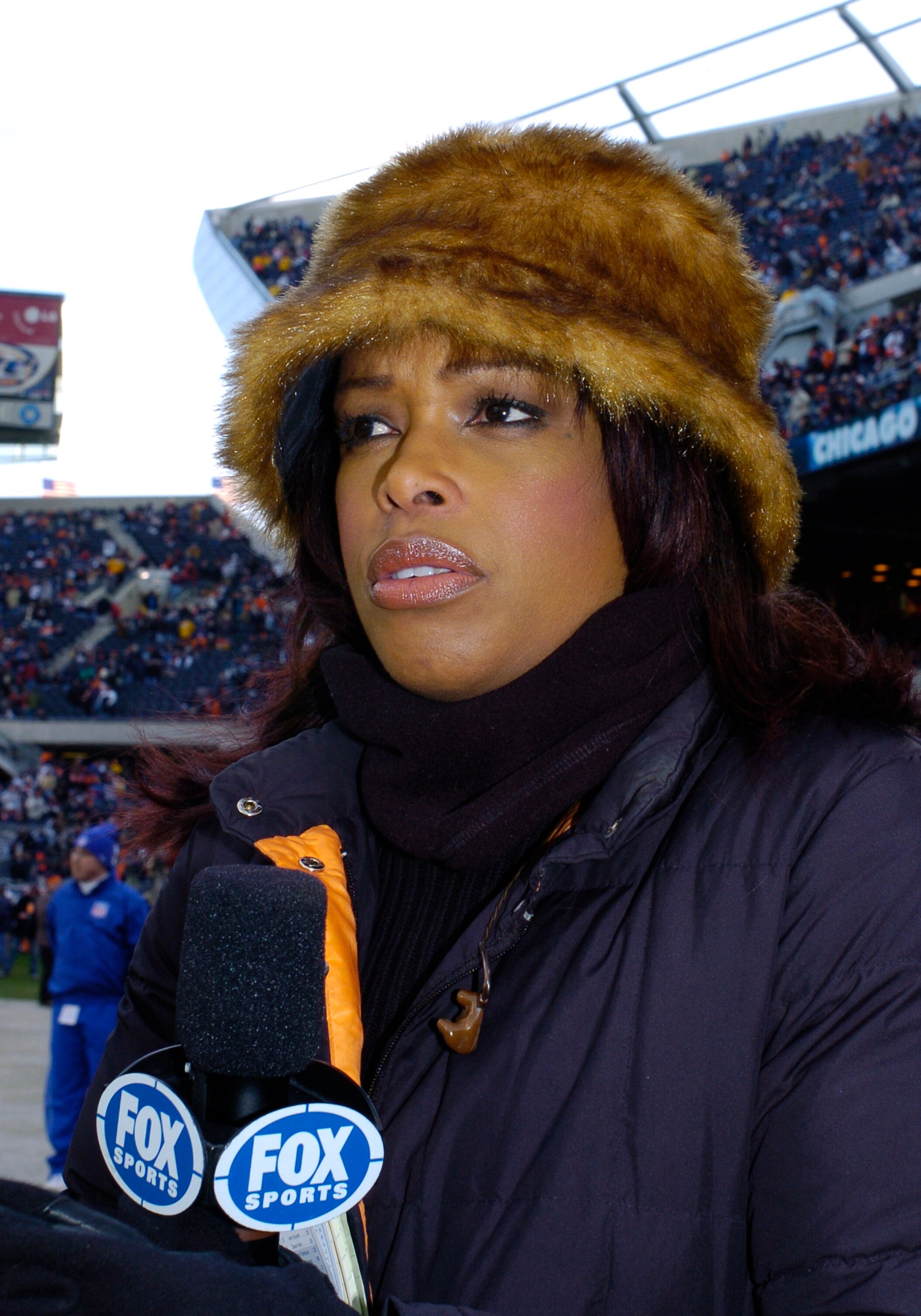 FOX commentator Pam Oliver on the sidelines during an NFC divisional playoff game   January 15, 2006 at Soldier Field, Chicago.  The Carolina  Panthers defeated the Chicago Bears 29 - 21.  (Photo by Al Messerschmidt/Getty Images)