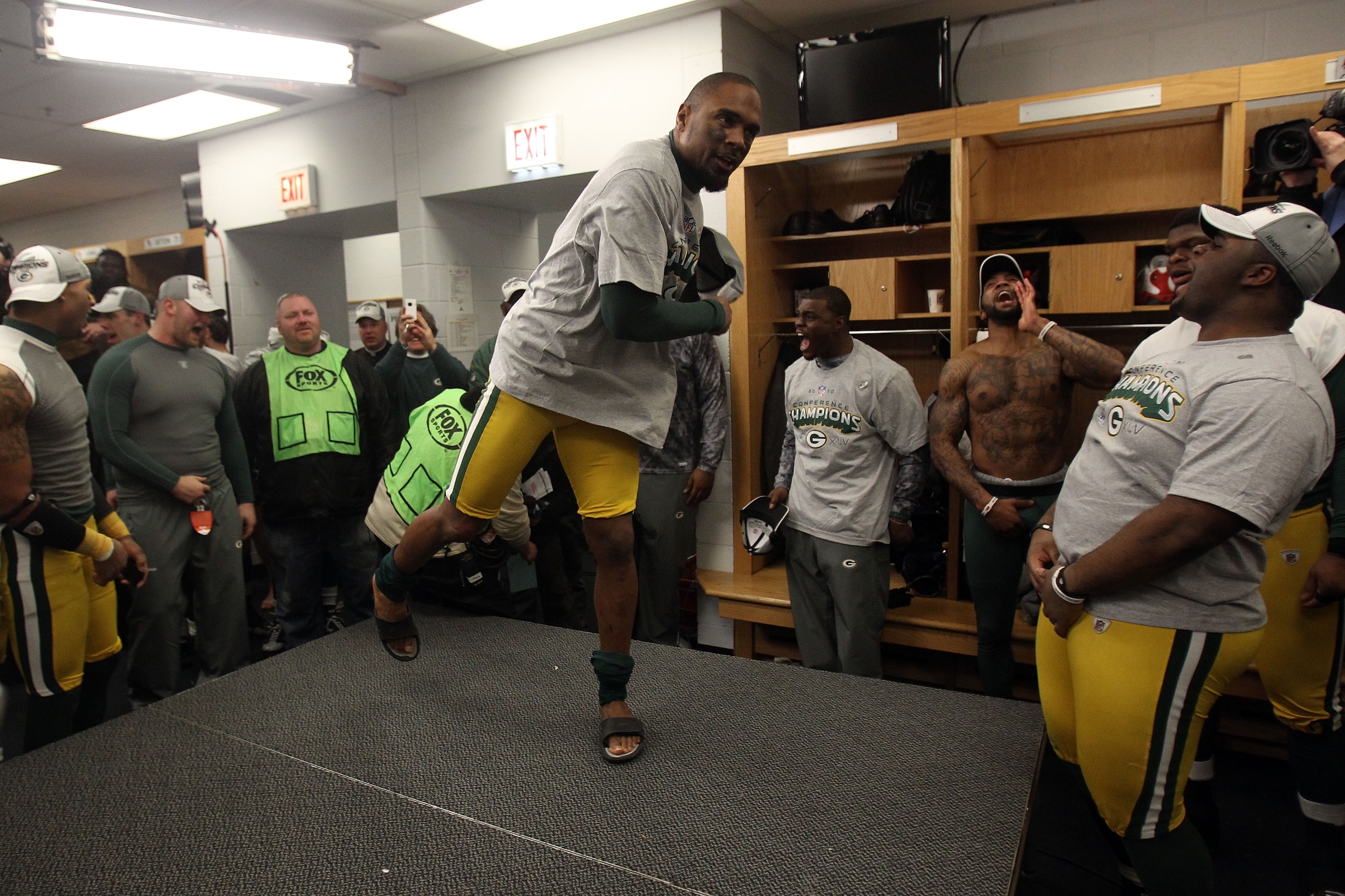 CHICAGO, IL - JANUARY 23:  Charles Woodson #21 of the Green Bay Packers talks to his team after the Packers 21-14 victory against the Chicago Bears in the NFC Championship Game at Soldier Field on January 23, 2011 in Chicago, Illinois.  (Photo by Jonathan
