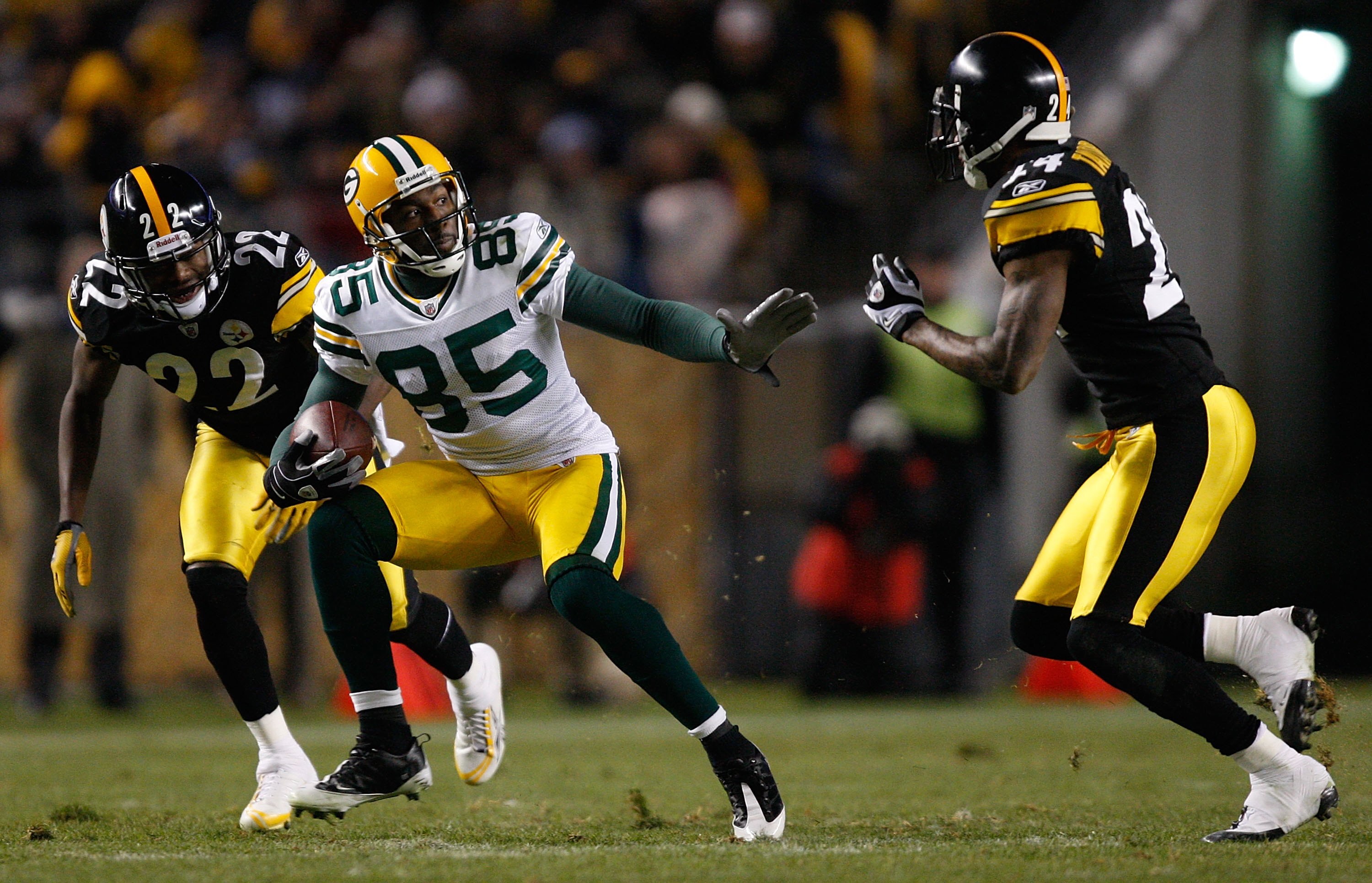 PITTSBURGH - DECEMBER 20:  James Jones #89 of the Green Bay Packers runs past William Gay #22 and Ike Taylor #24 of the Pittsburgh Steelers during the game on December 20, 2009 at Heinz Field in Pittsburgh, Pennsylvania.  (Photo by Jared Wickerham/Getty I