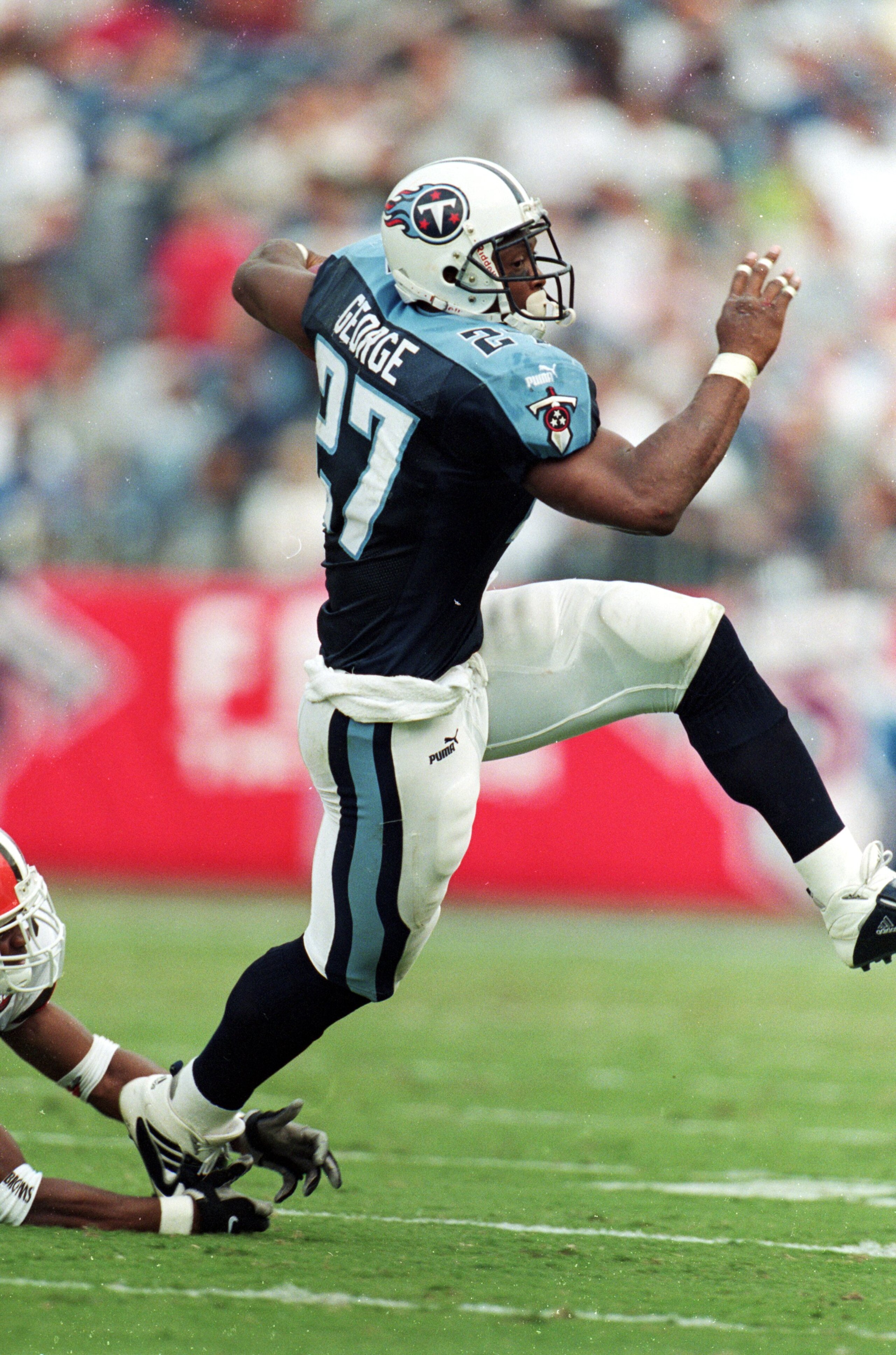 19 Sep 1999:  Eddie George #27 of the Tennessee Titans avoids the tackle during a game against the Cleveland Browns at the Adelphia Coliseum in Nashville, Tennessee. The Titans defeated the Browns 26-9. Mandatory Credit: Brian Bahr/Allsport