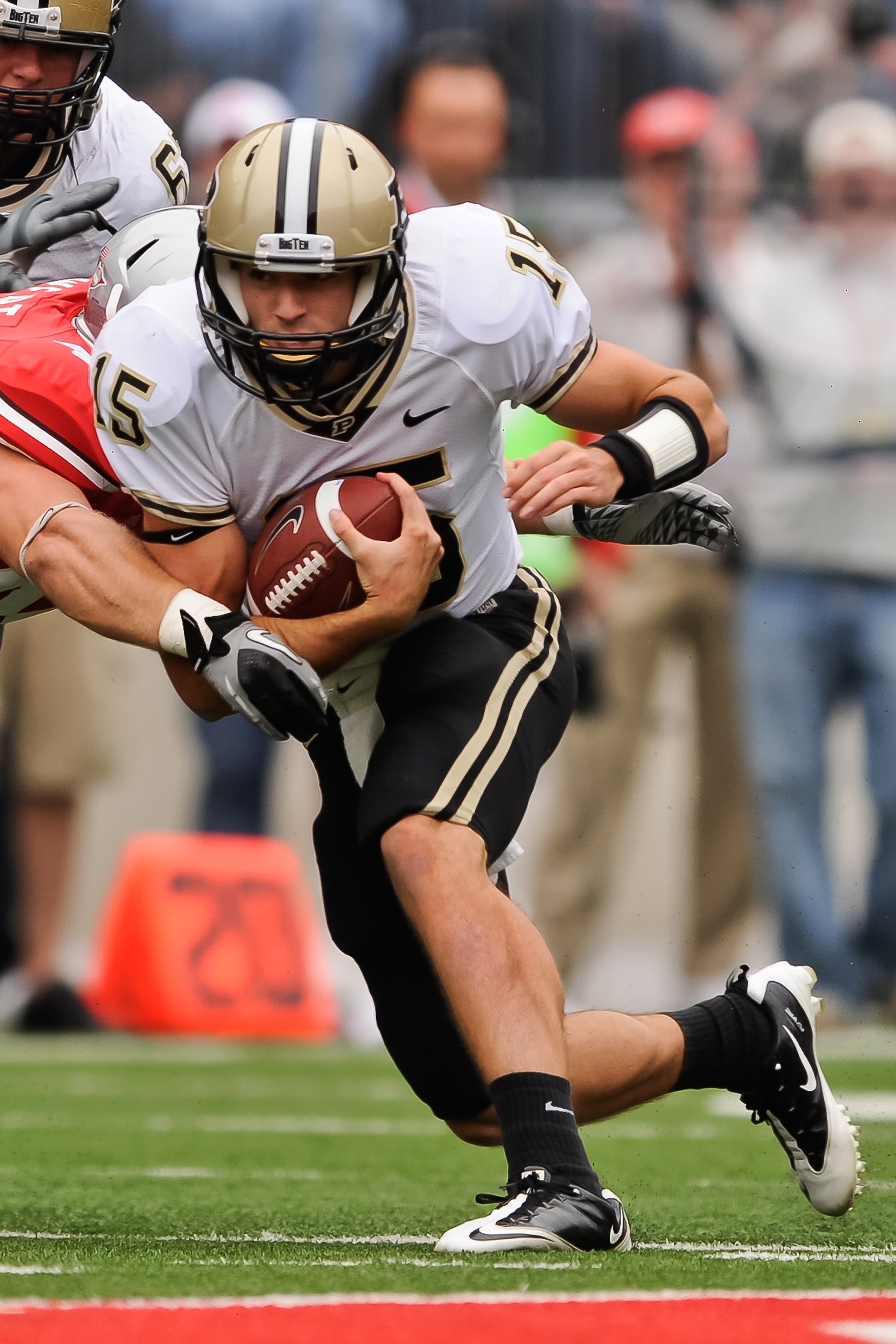 COLUMBUS, OH - OCTOBER 23:  Quarterback Rob Henry #15 of the Purdue Boilermakers runs with the ball against the Ohio State Buckeyes at Ohio Stadium on October 23, 2010 in Columbus, Ohio.  (Photo by Jamie Sabau/Getty Images)