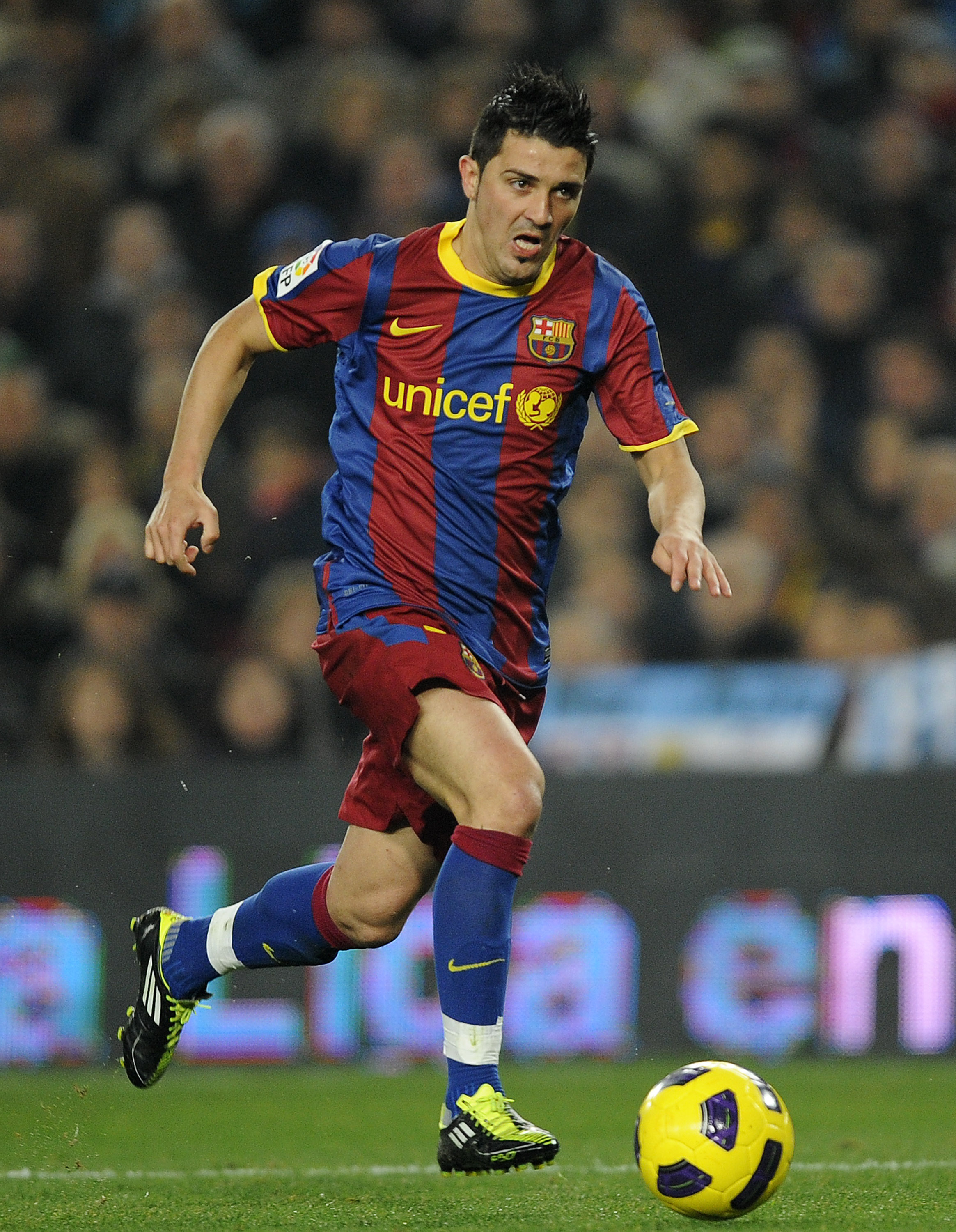 BARCELONA, SPAIN - JANUARY 16:  David Villa of FC Barcelona runs with the ball during the La Liga match between FC Barcelona and Malaga at Nou Camp on January 16, 2011 in Barcelona, Spain. Barcelona won 4-1.  (Photo by David Ramos/Getty Images)