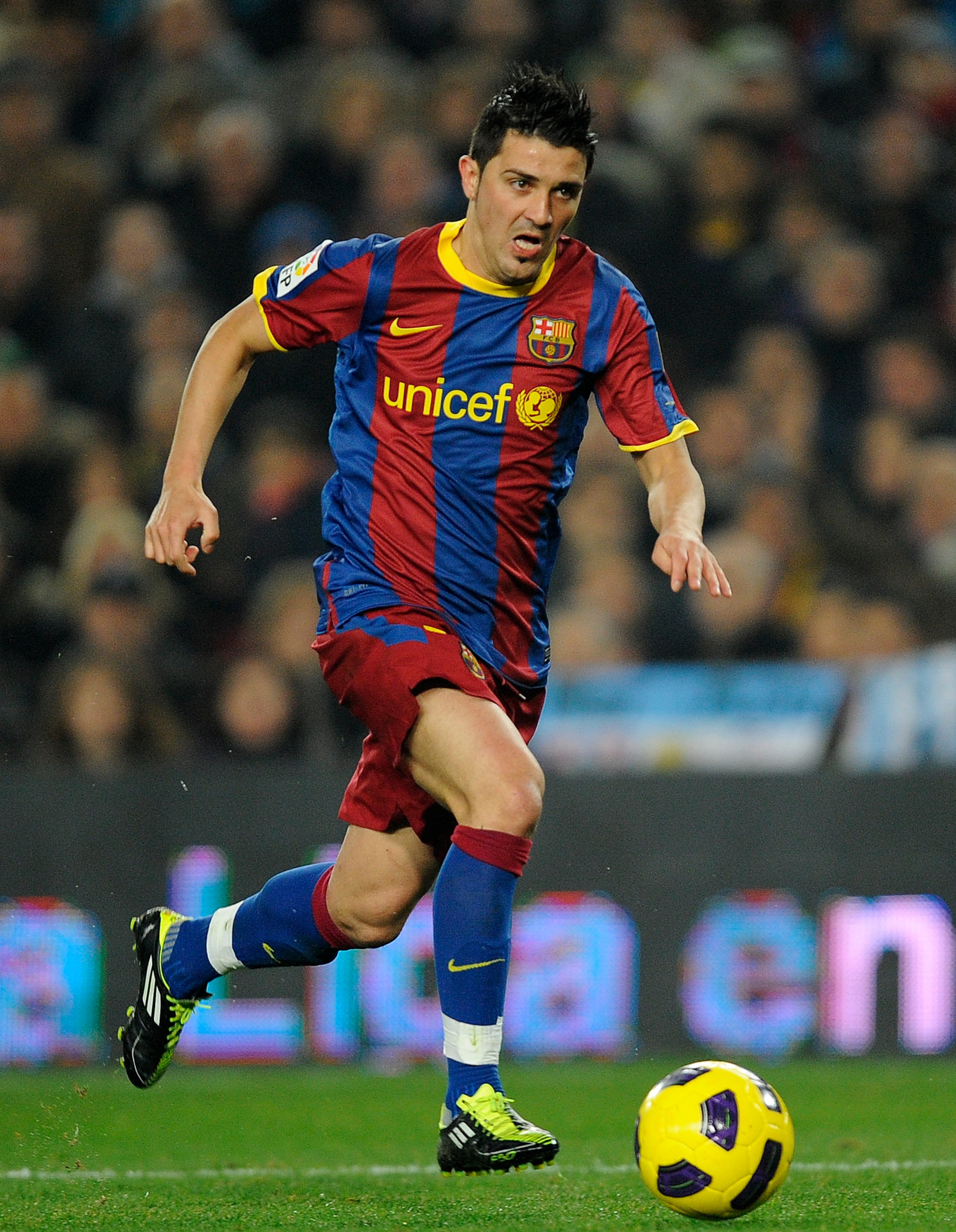 BARCELONA, SPAIN - JANUARY 16:  David Villa of FC Barcelona runs with the ball during the La Liga match between FC Barcelona and Malaga at Nou Camp on January 16, 2011 in Barcelona, Spain. Barcelona won 4-1.  (Photo by David Ramos/Getty Images)
