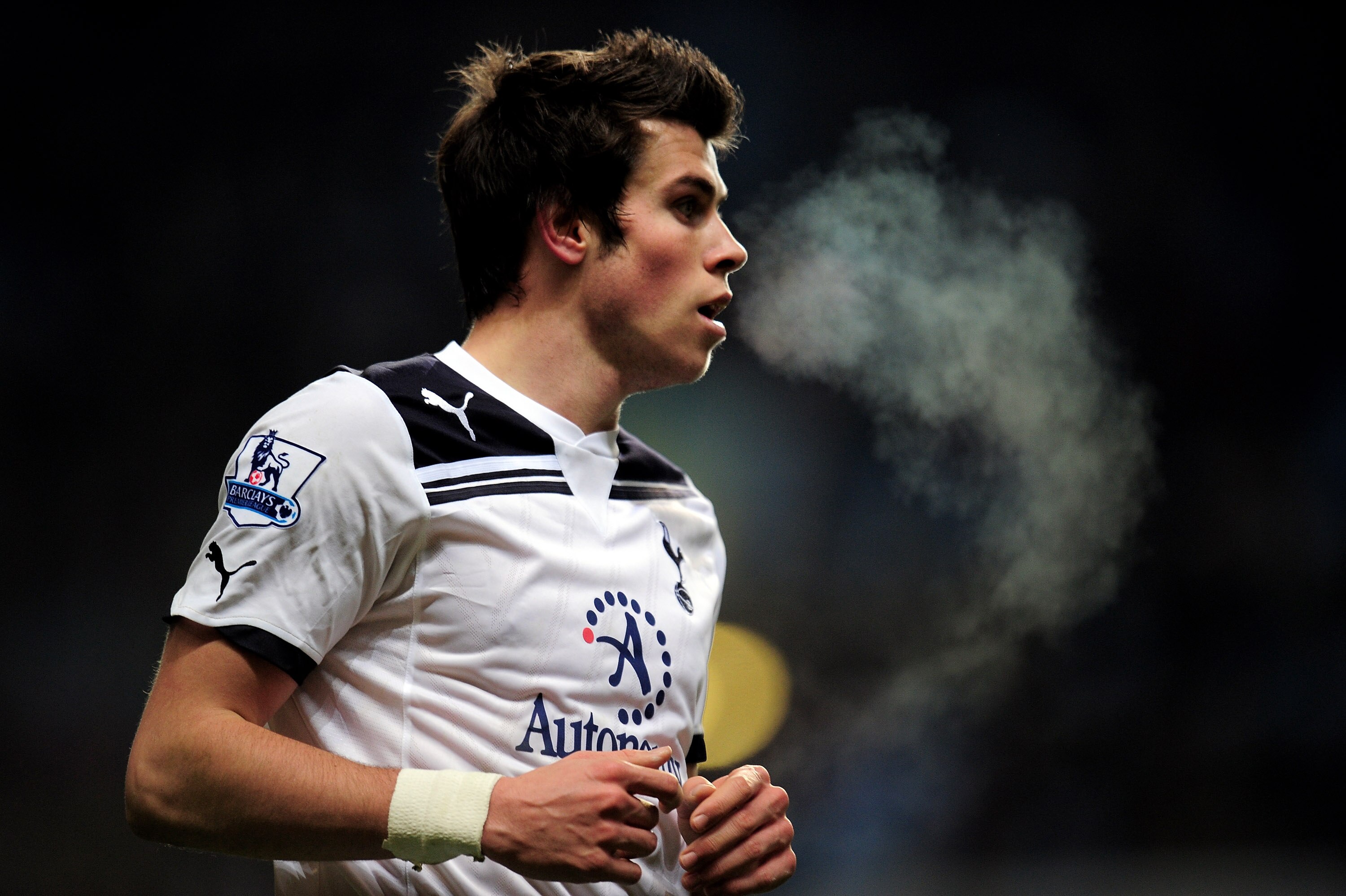 BIRMINGHAM, ENGLAND - DECEMBER 26:  Gareth Bale of Tottenham in action during the Barclays Premier League match between Aston Villa and Tottenham Hotspur at Villa Park on December 26, 2010 in Birmingham, England.  (Photo by Shaun Botterill/Getty Images)