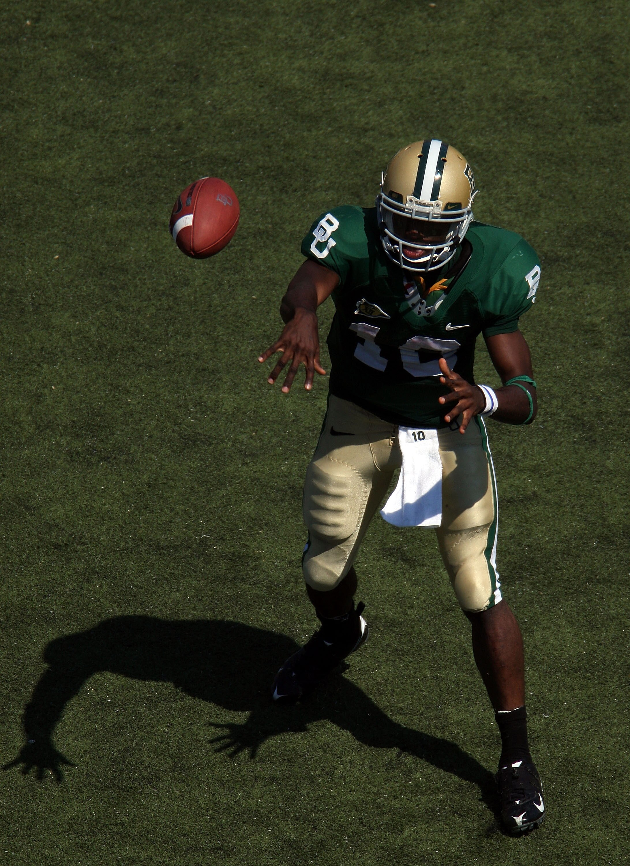 WACO, TX - OCTOBER 04:  Quarterback Robert Griffin #10 of the Baylor Bears drops back to pass against the Oklahoma Sooners at Floyd Casey Stadium on October 4, 2008 in Waco, Texas.  (Photo by Ronald Martinez/Getty Images)