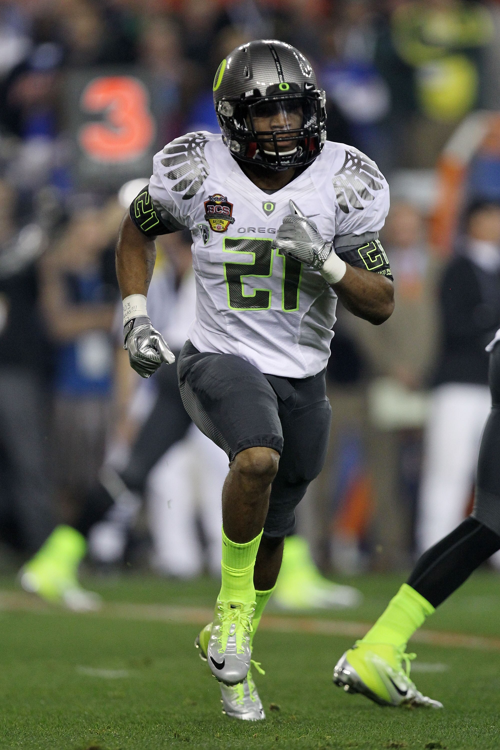 GLENDALE, AZ - JANUARY 10:  LaMichael James #21 of the Oregon Ducks runs down field against the Auburn Tigers during the Tostitos BCS National Championship Game at University of Phoenix Stadium on January 10, 2011 in Glendale, Arizona.  (Photo by Ronald M