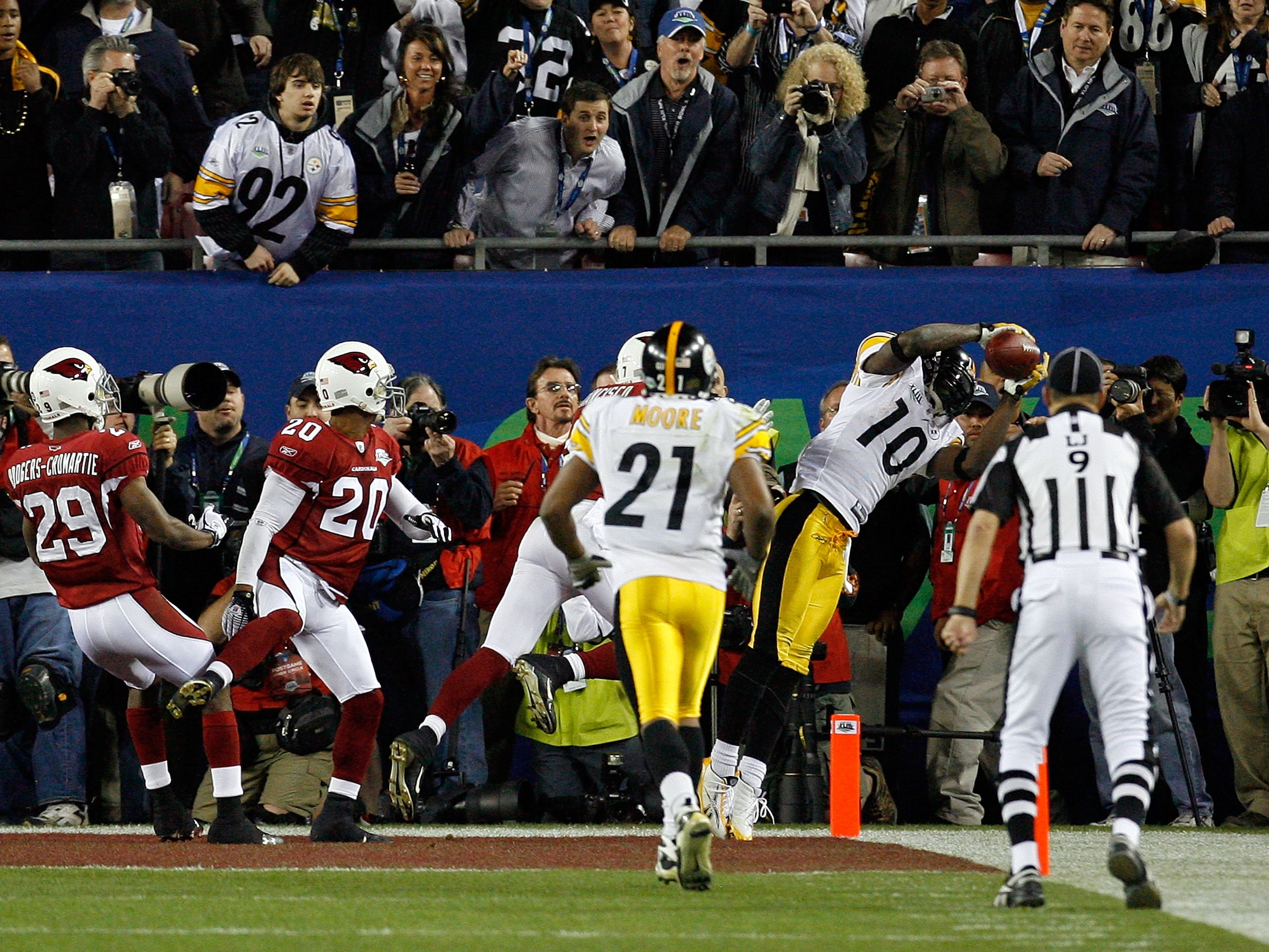 TAMPA, FL - FEBRUARY 01:  Santonio Holmes #10 of the Pittsburgh Steelers catches a 6-yard touchdown pass in the fourth quarter against the Arizona Cardinals during Super Bowl XLIII on February 1, 2009 at Raymond James Stadium in Tampa, Florida. The Steele