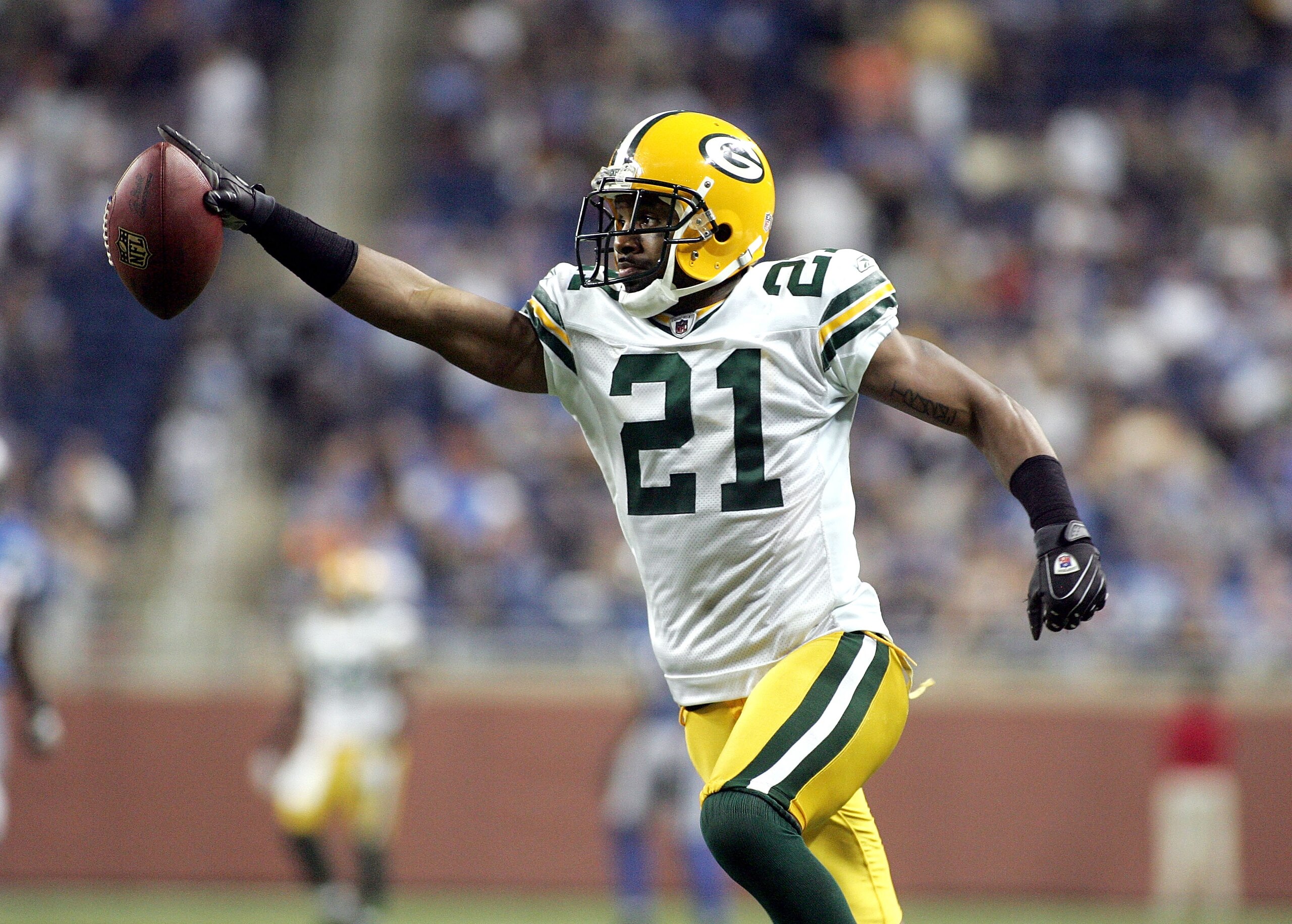 DETROIT - SEPTEMBER 14:  Charles Woodson #21 intercepts a pass from Jon Kitna and returns it for a touchdown against the Detroit Lions on September 14, 2008 at Ford Field in Detroit, Michigan.  (Photo by Domenic Centofanti/Getty Images)